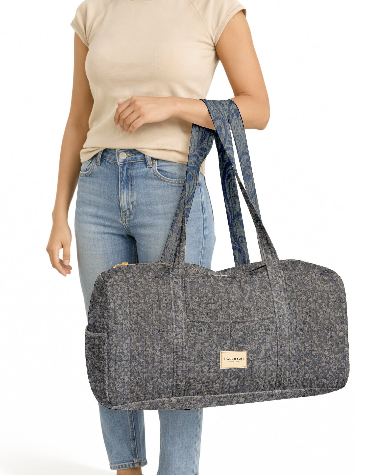 Quilted travel barrel bag with spacious interior and dual handles
Stylish quilted barrel handbag for daily use and short trips
Quilted barrel duffle-style bag with zip closure and inner pouch
I was a Sari quilted barrel bag front view showing structured shape
Quilted barrel bag side view highlighting size and handle drop
Open quilted barrel bag showing spacious interior and pouch