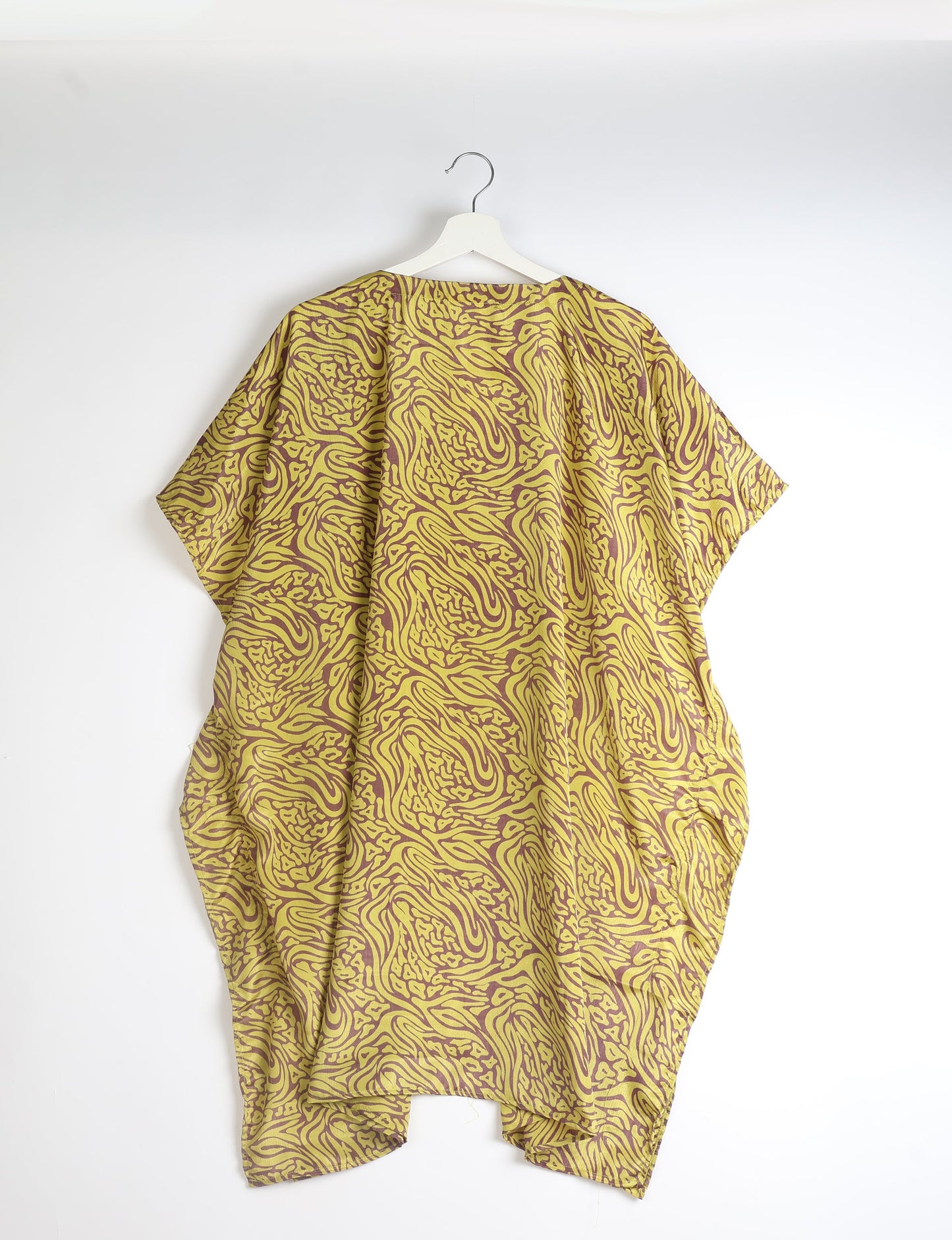 Flowing and festive KAFTAN, an essential for your getaway wardrobe. Versatile for at-home lounging or poolside cocktails. Accessorize with our silk pouches or tote bag for a socially-conscious and stylish look, perfect even for dinner outings. Crafted from sustainable materials, this eco-friendly kaftan adds a touch of conscious fashion to your style.