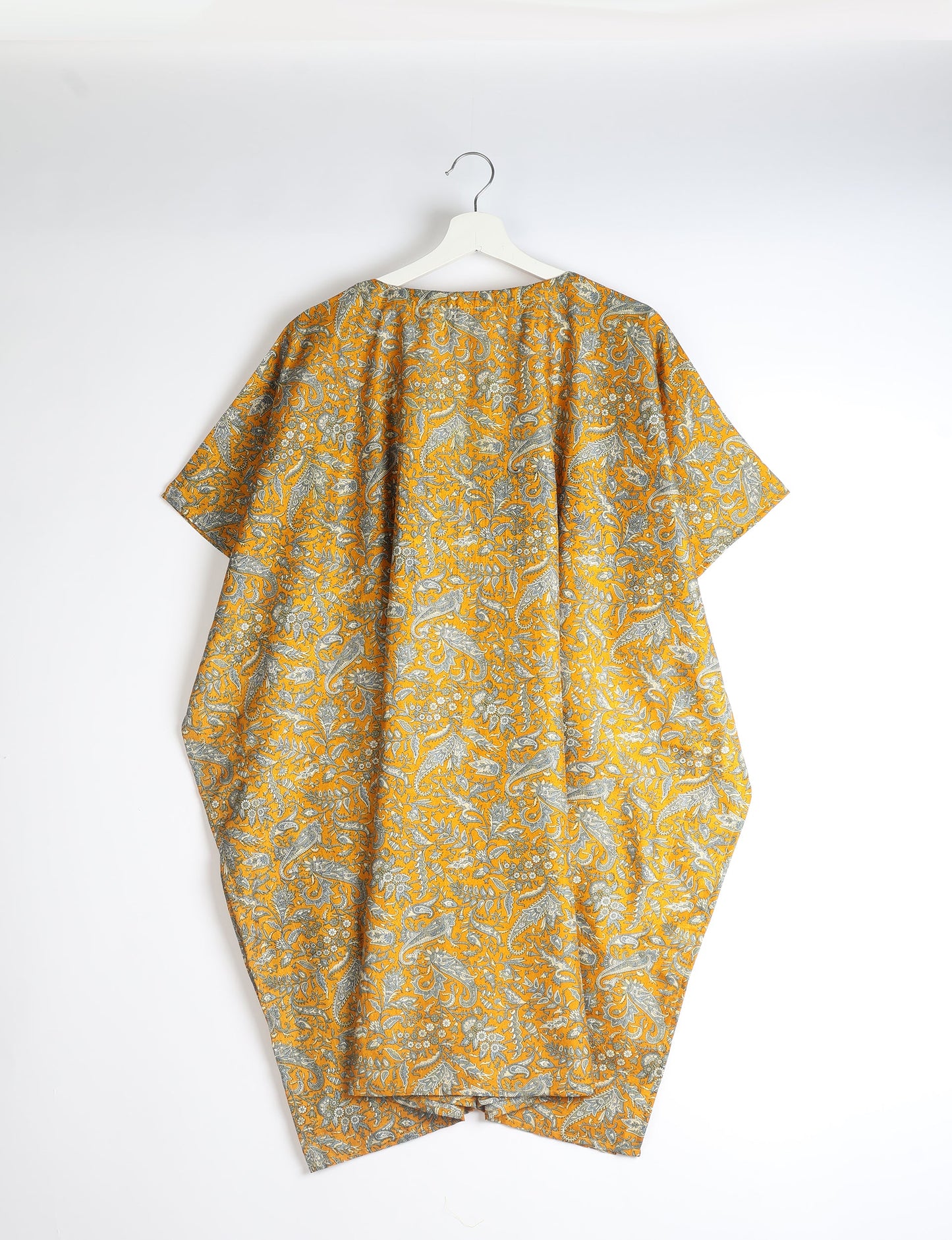 Flowing and festive KAFTAN, an essential for your getaway wardrobe. Versatile for at-home lounging or poolside cocktails. Accessorize with our silk pouches or tote bag for a socially-conscious and stylish look, perfect even for dinner outings. Crafted from sustainable materials, this eco-friendly kaftan adds a touch of conscious fashion to your style.