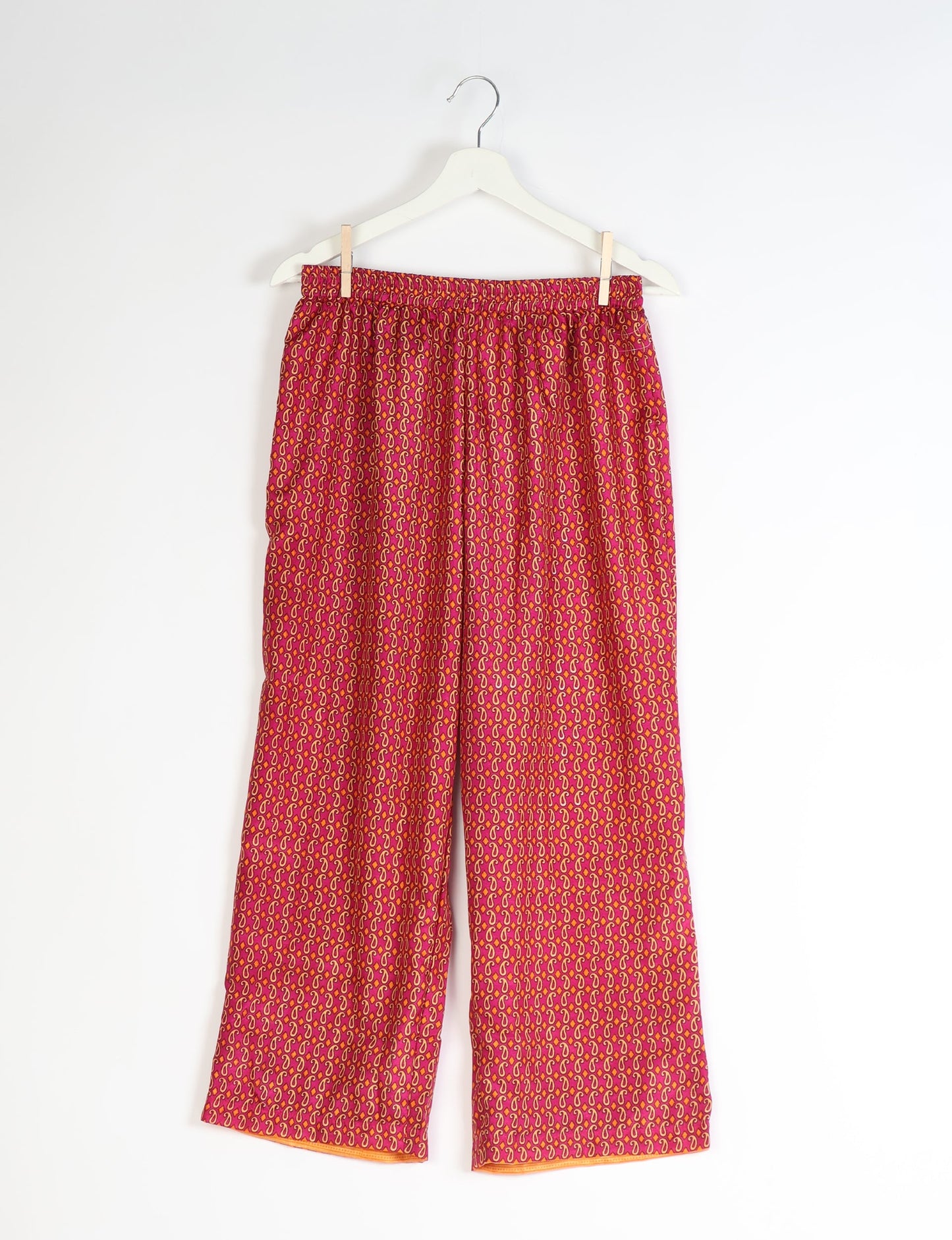 Discover the epitome of ethical sleepwear with our PJ Set Long – a blend of comfort, sustainability, and chic design. Crafted by skilled Mumbai artisans from upcycled saris, these pajamas redefine eco-friendly fashion, offering a conscious choice for your wardrobe.