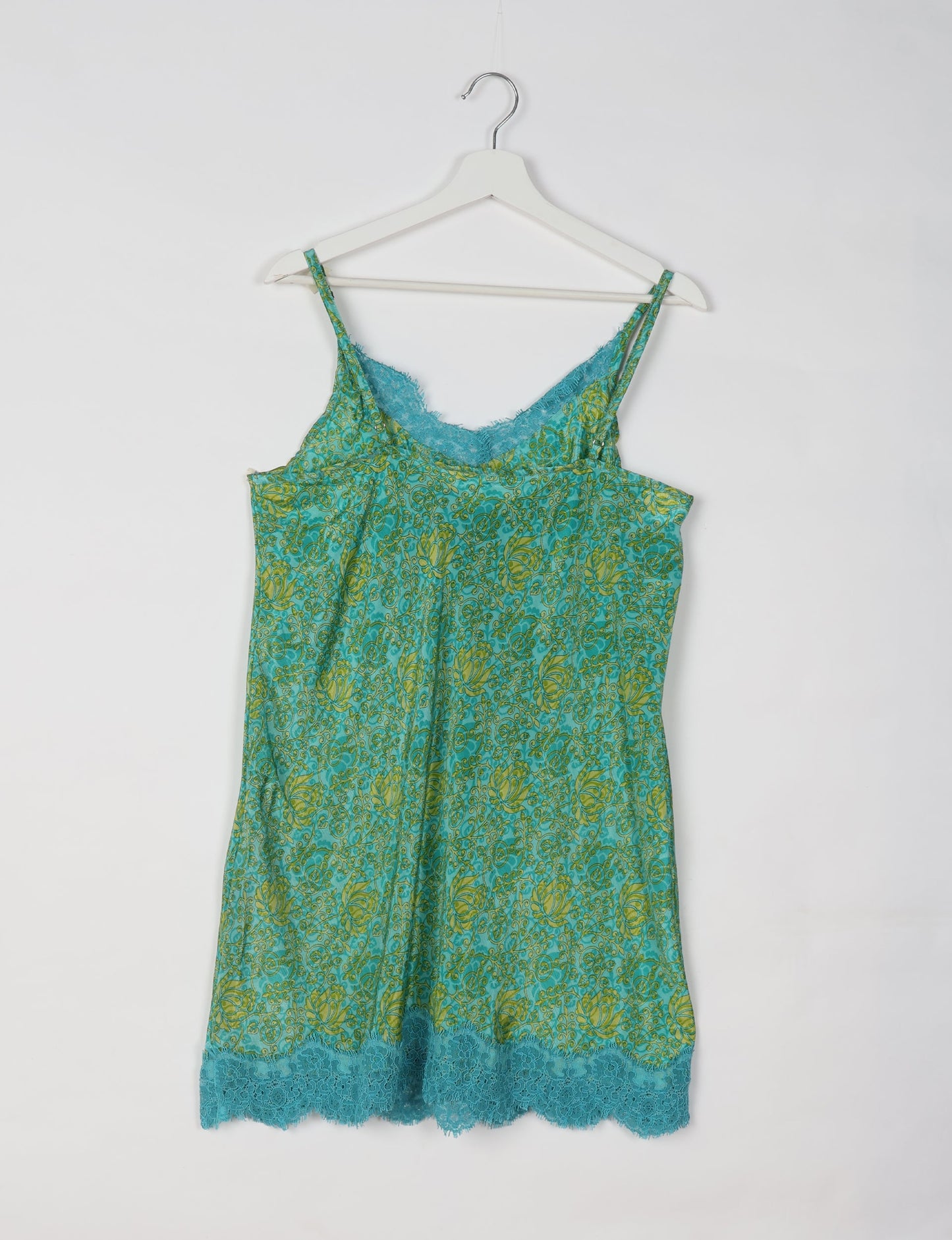 Experience nighttime luxury with our NIGHT DRESS – a true sleeping beauty crafted from upcycled sari fabric by dedicated artisans. Seamlessly combining purpose and comfort, these nightdresses offer a relaxed fit and lightweight material, ideal for sleeping, lounging, or enjoying a tranquil moment sipping coffee on your balcony.