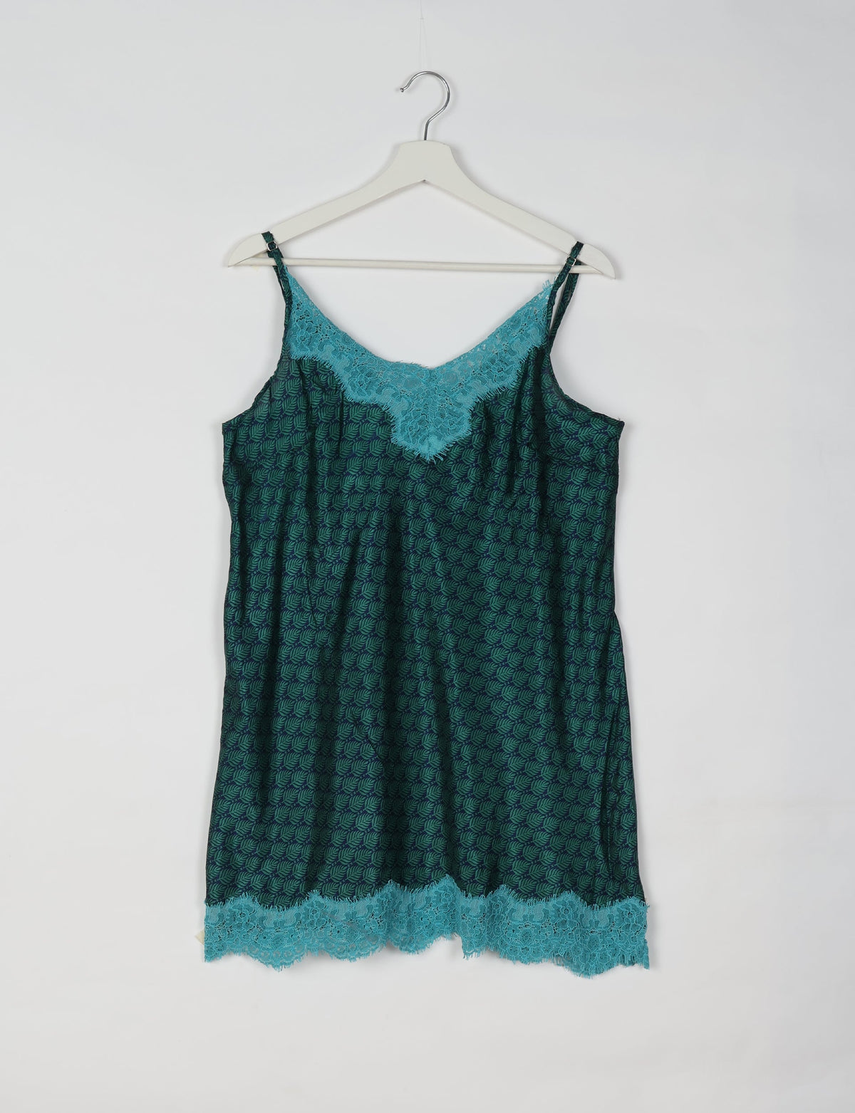 Experience nighttime luxury with our NIGHT DRESS – a true sleeping beauty crafted from upcycled sari fabric by dedicated artisans. Seamlessly combining purpose and comfort, these nightdresses offer a relaxed fit and lightweight material, ideal for sleeping, lounging, or enjoying a tranquil moment sipping coffee on your balcony.