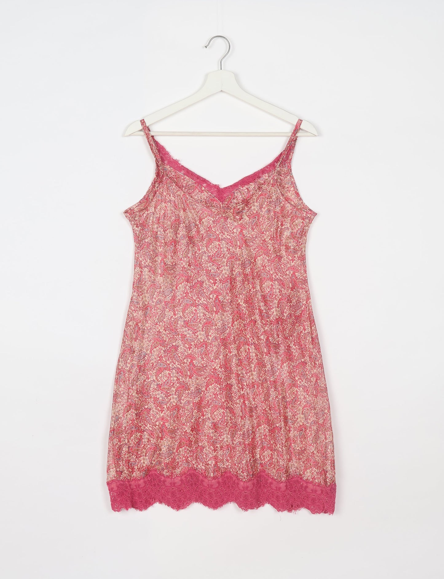 Experience nighttime luxury with our NIGHT DRESS – a true sleeping beauty crafted from upcycled sari fabric by dedicated artisans. Seamlessly combining purpose and comfort, these nightdresses offer a relaxed fit and lightweight material, ideal for sleeping, lounging, or enjoying a tranquil moment sipping coffee on your balcony.