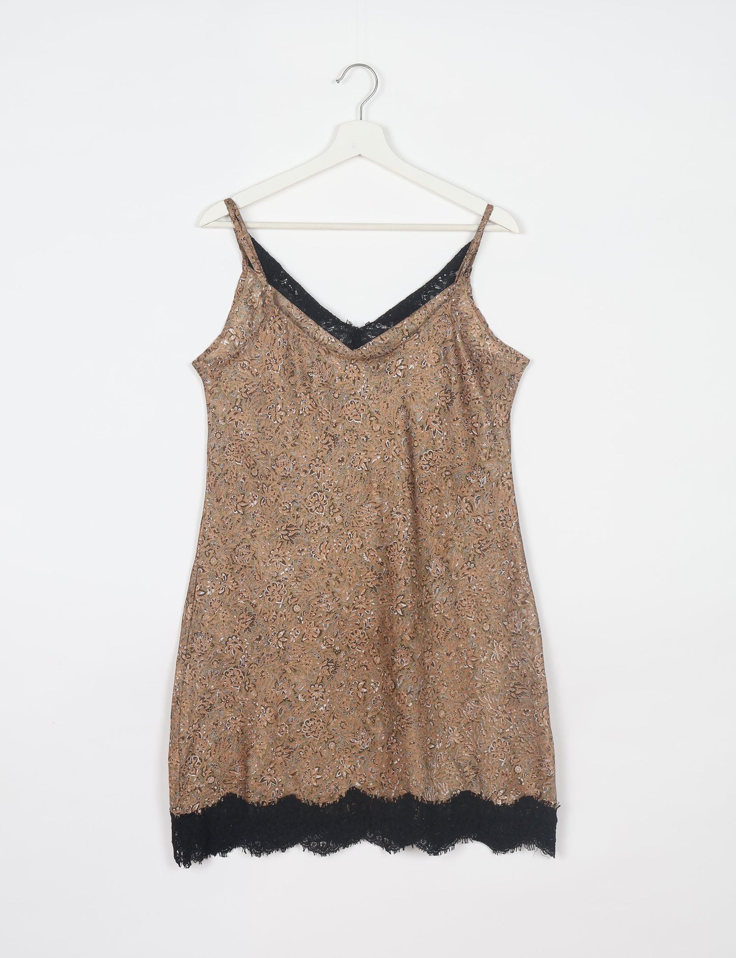 Experience nighttime luxury with our NIGHT DRESS – a true sleeping beauty crafted from upcycled sari fabric by dedicated artisans. Seamlessly combining purpose and comfort, these nightdresses offer a relaxed fit and lightweight material, ideal for sleeping, lounging, or enjoying a tranquil moment sipping coffee on your balcony.