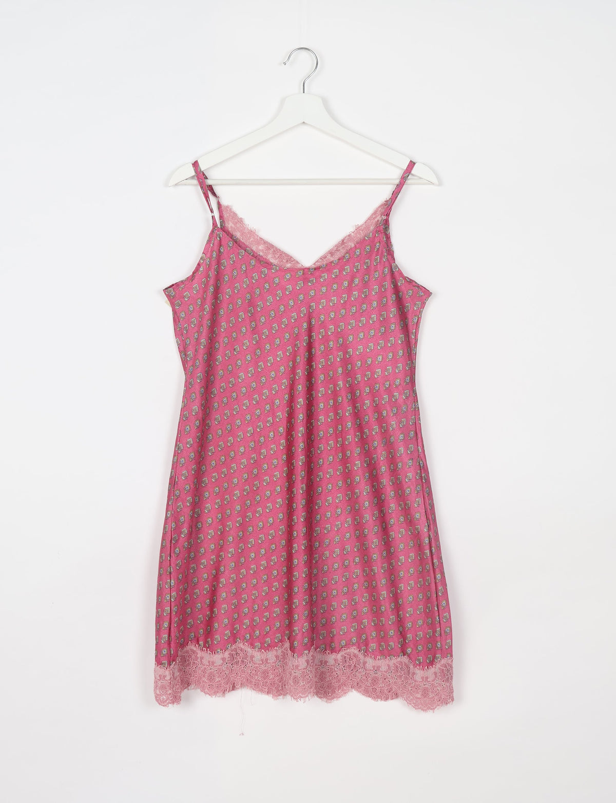 Experience nighttime luxury with our NIGHT DRESS – a true sleeping beauty crafted from upcycled sari fabric by dedicated artisans. Seamlessly combining purpose and comfort, these nightdresses offer a relaxed fit and lightweight material, ideal for sleeping, lounging, or enjoying a tranquil moment sipping coffee on your balcony.