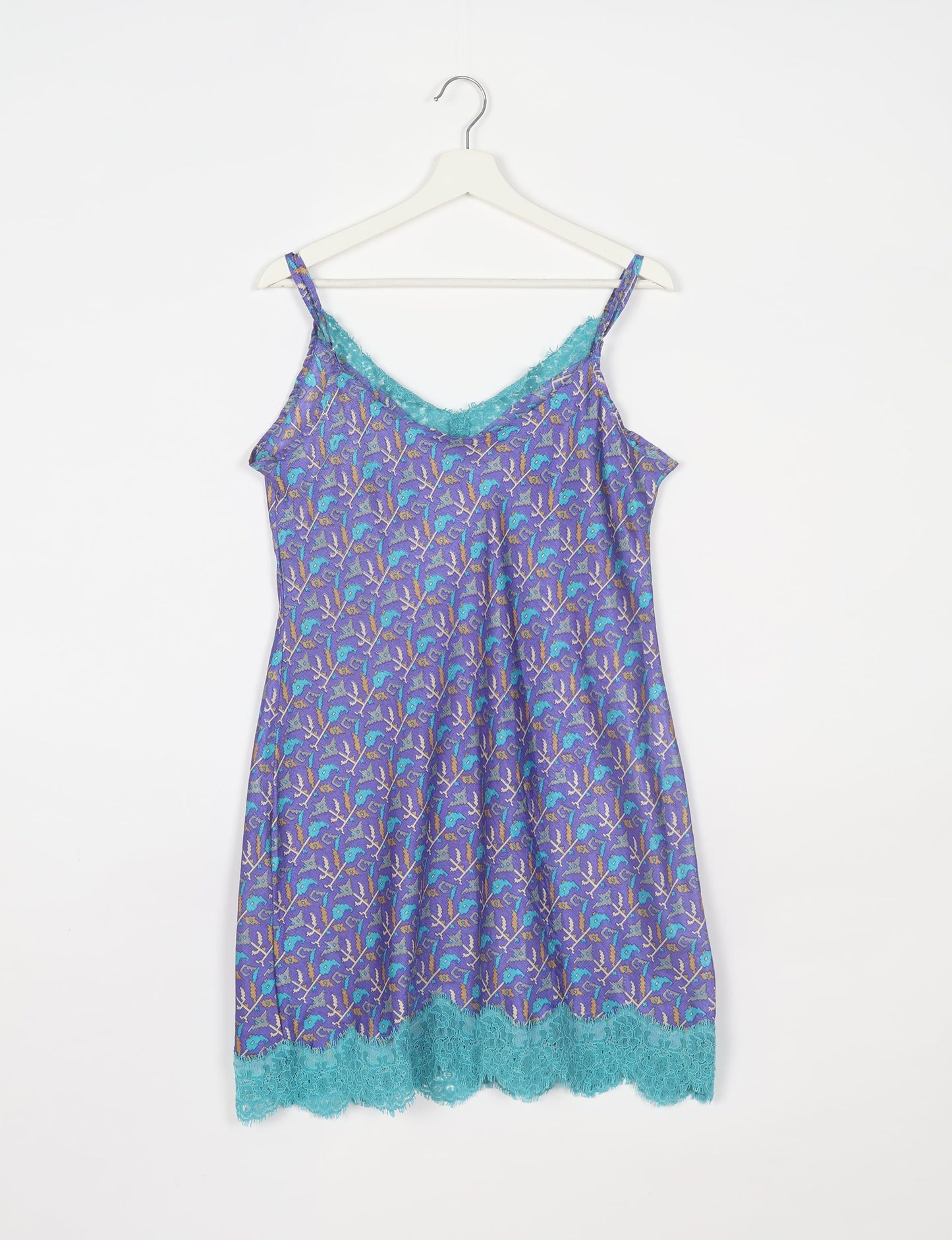 Experience nighttime luxury with our NIGHT DRESS – a true sleeping beauty crafted from upcycled sari fabric by dedicated artisans. Seamlessly combining purpose and comfort, these nightdresses offer a relaxed fit and lightweight material, ideal for sleeping, lounging, or enjoying a tranquil moment sipping coffee on your balcony.