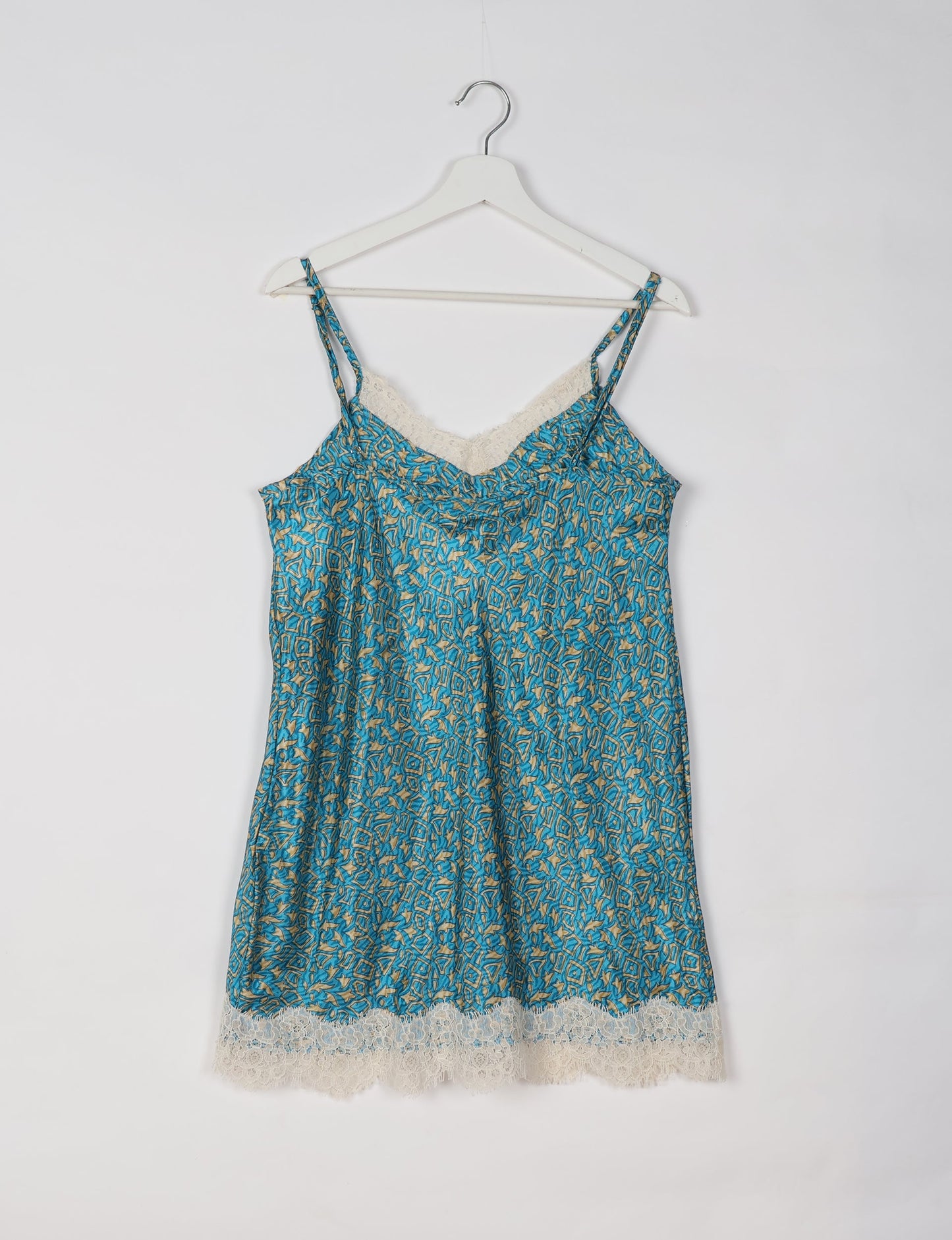 Experience nighttime luxury with our NIGHT DRESS – a true sleeping beauty crafted from upcycled sari fabric by dedicated artisans. Seamlessly combining purpose and comfort, these nightdresses offer a relaxed fit and lightweight material, ideal for sleeping, lounging, or enjoying a tranquil moment sipping coffee on your balcony.