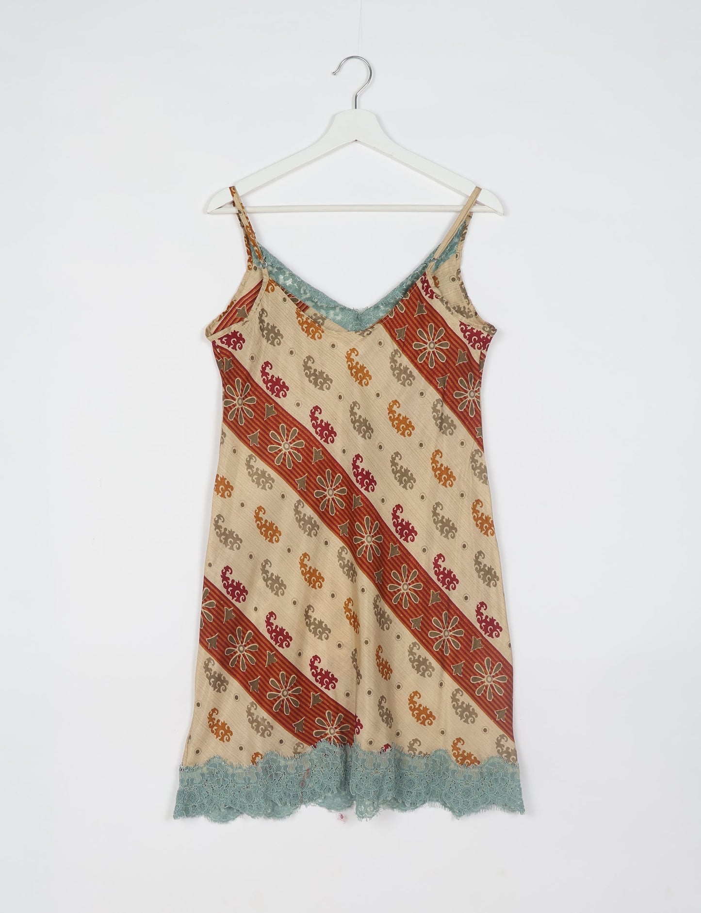 Experience nighttime luxury with our NIGHT DRESS – a true sleeping beauty crafted from upcycled sari fabric by dedicated artisans. Seamlessly combining purpose and comfort, these nightdresses offer a relaxed fit and lightweight material, ideal for sleeping, lounging, or enjoying a tranquil moment sipping coffee on your balcony.