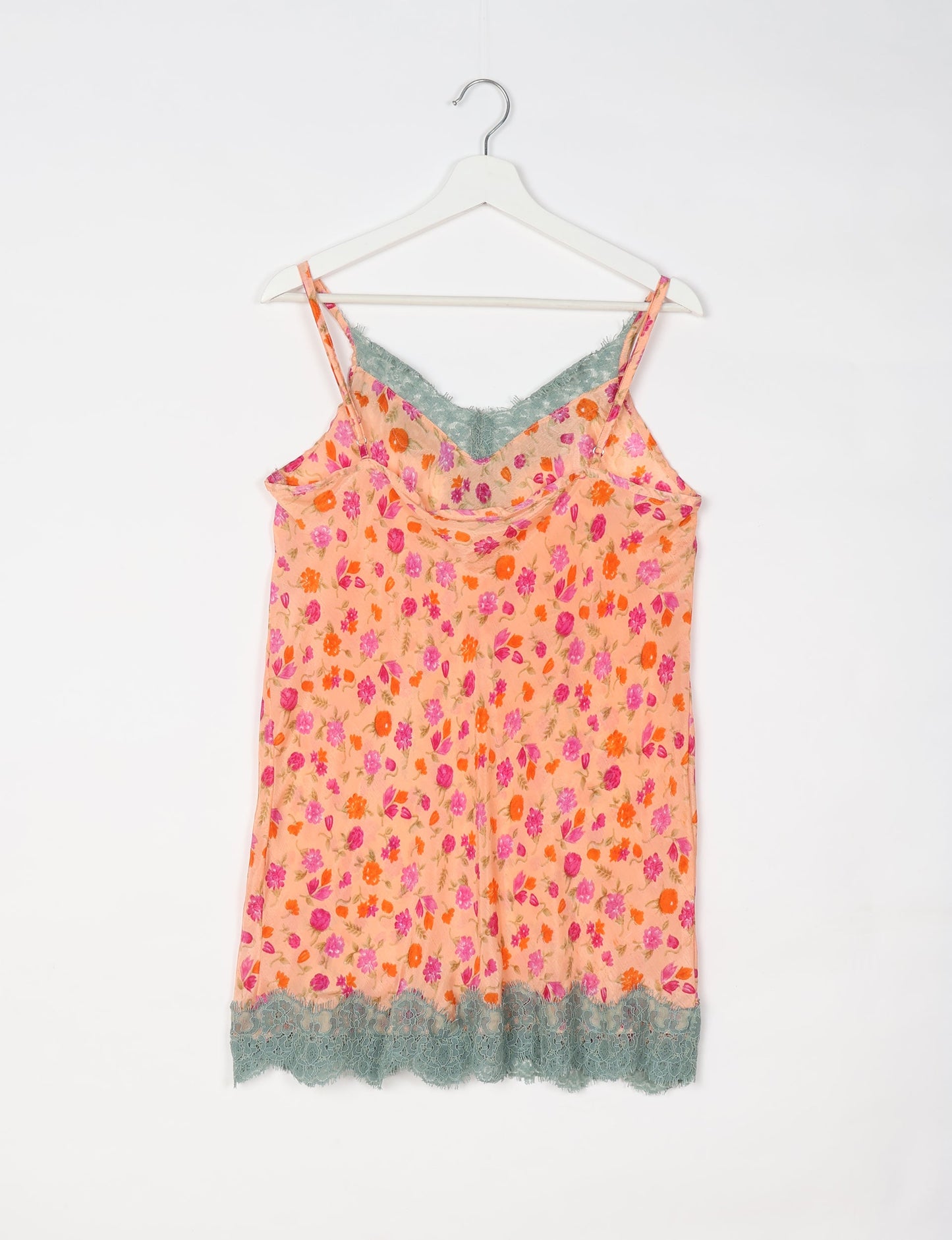 Experience nighttime luxury with our NIGHT DRESS – a true sleeping beauty crafted from upcycled sari fabric by dedicated artisans. Seamlessly combining purpose and comfort, these nightdresses offer a relaxed fit and lightweight material, ideal for sleeping, lounging, or enjoying a tranquil moment sipping coffee on your balcony.