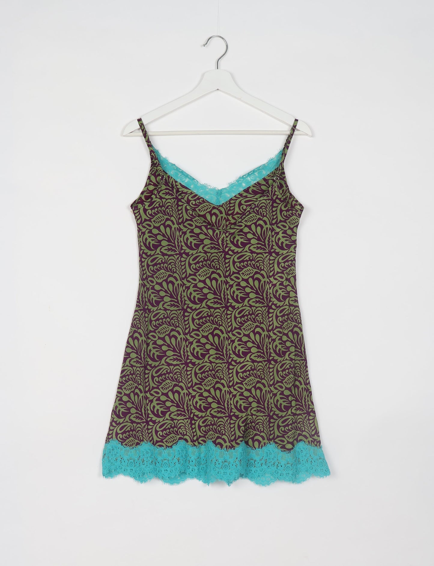 Experience nighttime luxury with our NIGHT DRESS ā a true sleeping beauty crafted from upcycled sari fabric by dedicated artisans. Seamlessly combining purpose and comfort, these nightdresses offer a relaxed fit and lightweight material, ideal for sleeping, lounging, or enjoying a tranquil moment sipping coffee on your balcony.