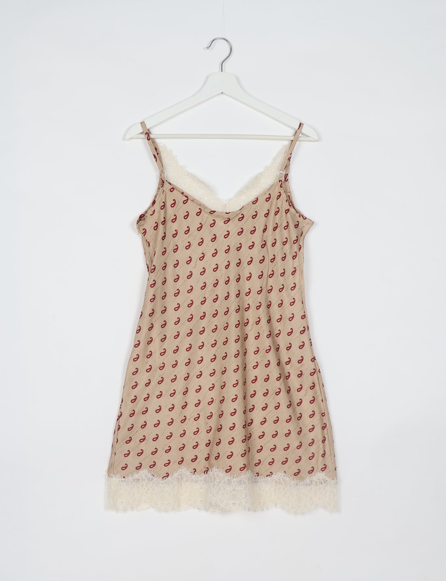 Experience nighttime luxury with our NIGHT DRESS – a true sleeping beauty crafted from upcycled sari fabric by dedicated artisans. Seamlessly combining purpose and comfort, these nightdresses offer a relaxed fit and lightweight material, ideal for sleeping, lounging, or enjoying a tranquil moment sipping coffee on your balcony.