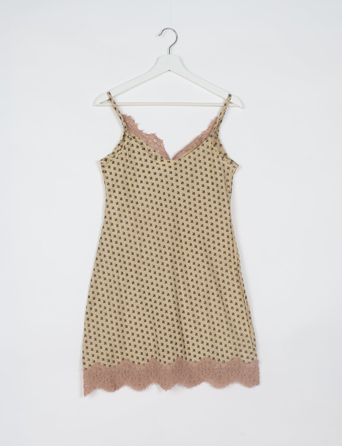 Experience nighttime luxury with our NIGHT DRESS – a true sleeping beauty crafted from upcycled sari fabric by dedicated artisans. Seamlessly combining purpose and comfort, these nightdresses offer a relaxed fit and lightweight material, ideal for sleeping, lounging, or enjoying a tranquil moment sipping coffee on your balcony.