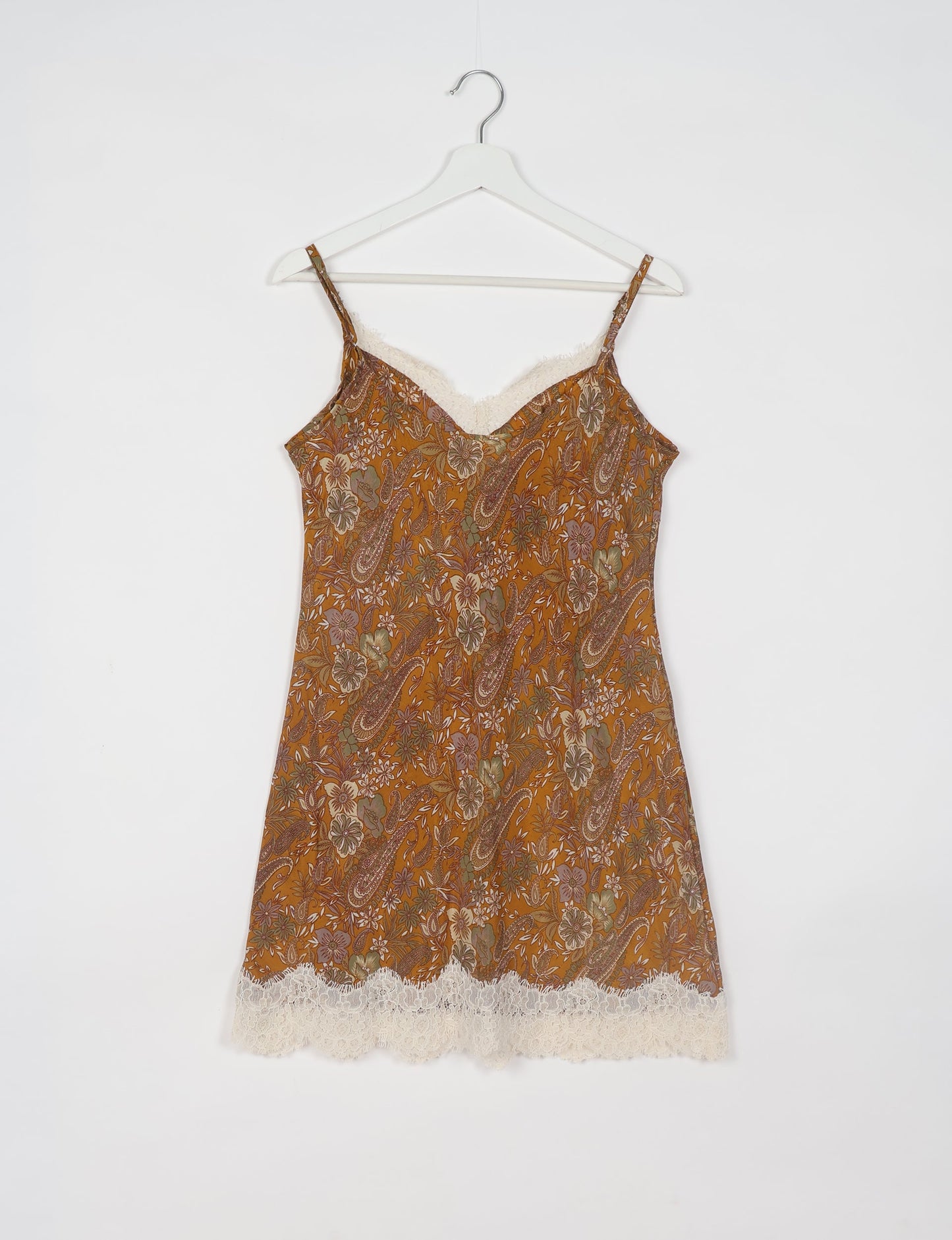 Experience nighttime luxury with our NIGHT DRESS – a true sleeping beauty crafted from upcycled sari fabric by dedicated artisans. Seamlessly combining purpose and comfort, these nightdresses offer a relaxed fit and lightweight material, ideal for sleeping, lounging, or enjoying a tranquil moment sipping coffee on your balcony.