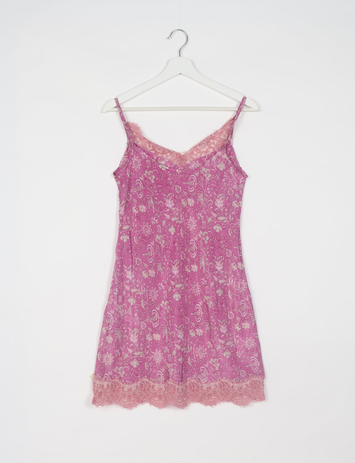 Experience nighttime luxury with our NIGHT DRESS – a true sleeping beauty crafted from upcycled sari fabric by dedicated artisans. Seamlessly combining purpose and comfort, these nightdresses offer a relaxed fit and lightweight material, ideal for sleeping, lounging, or enjoying a tranquil moment sipping coffee on your balcony.