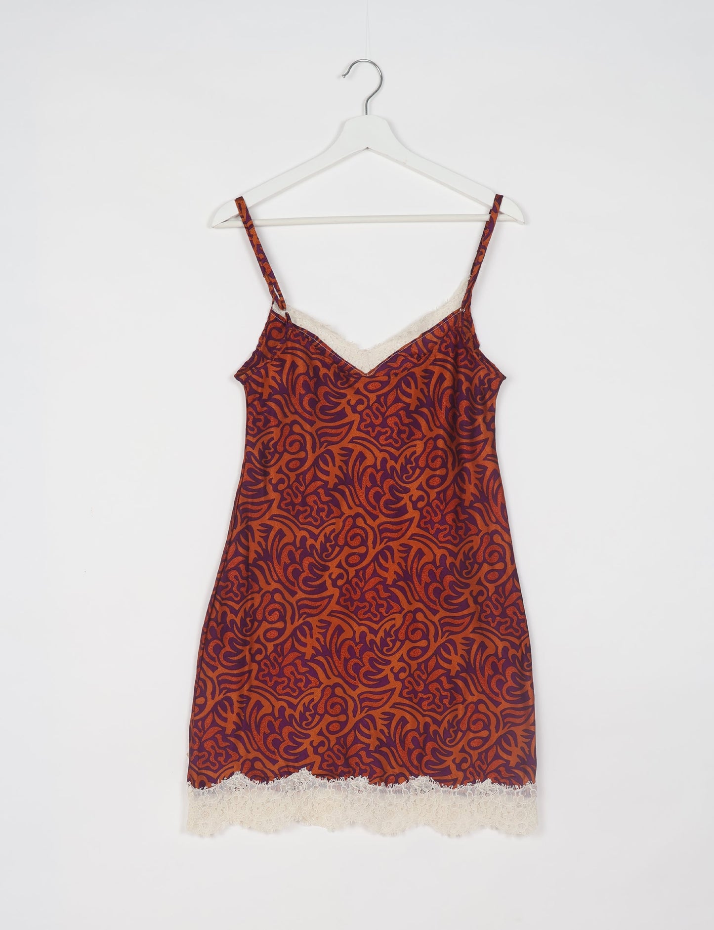 Experience nighttime luxury with our NIGHT DRESS – a true sleeping beauty crafted from upcycled sari fabric by dedicated artisans. Seamlessly combining purpose and comfort, these nightdresses offer a relaxed fit and lightweight material, ideal for sleeping, lounging, or enjoying a tranquil moment sipping coffee on your balcony.