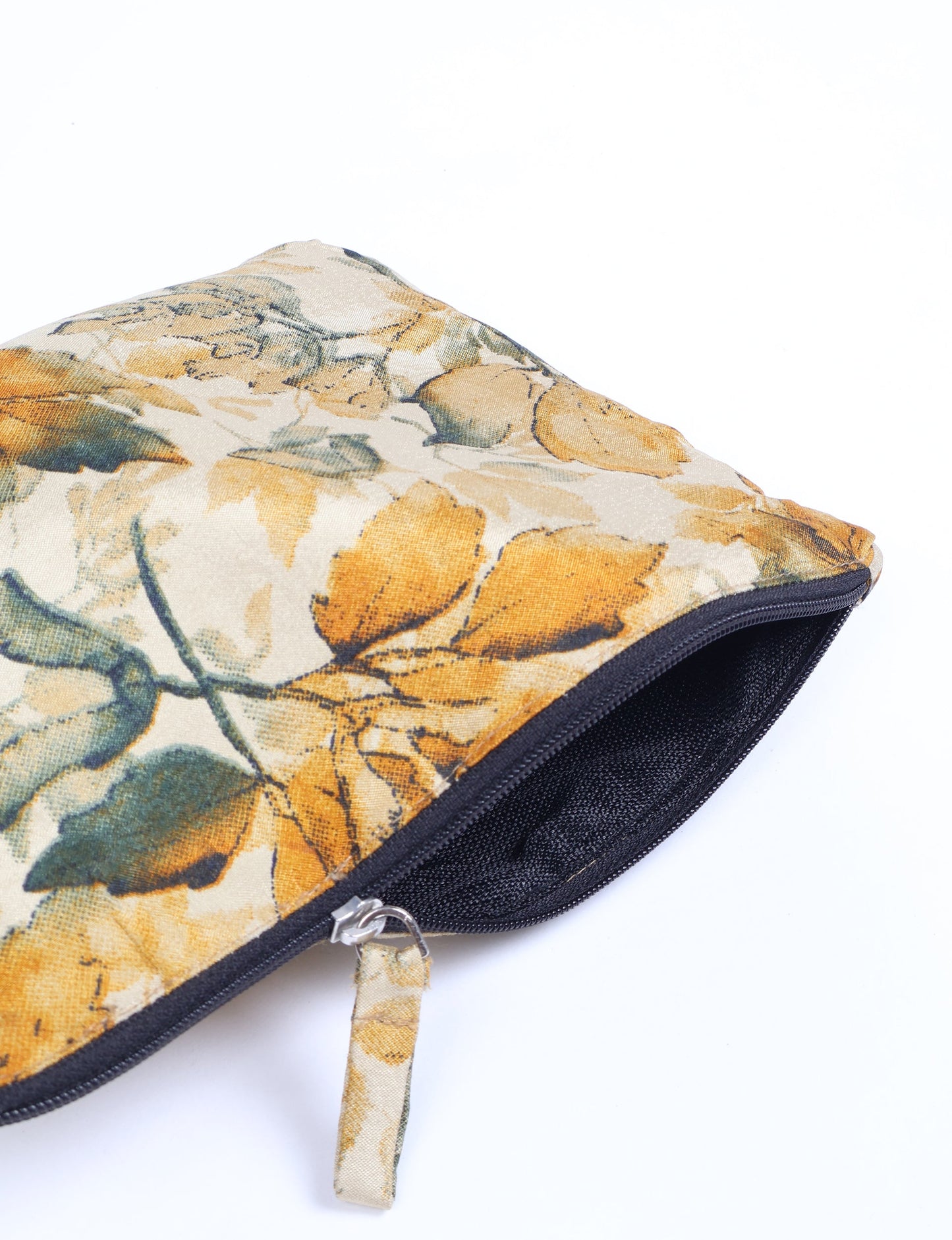 Waterproof pouch with recycled fabric lining, perfect for travel and daily use. A sustainable product crafted from textile waste and designed with environmentally friendly clothing practices in mind.