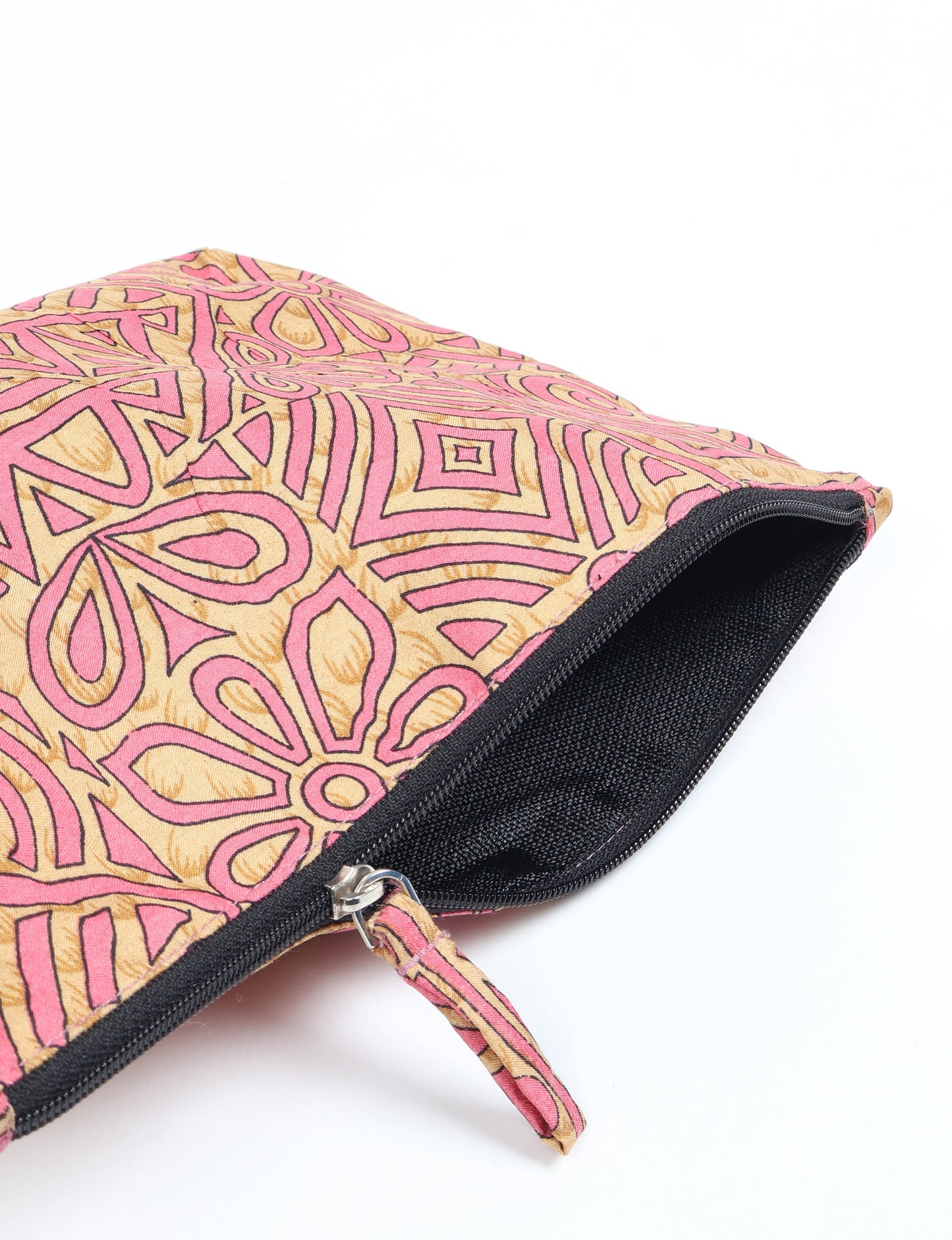 Waterproof pouch with recycled fabric lining, perfect for travel and daily use. A sustainable product crafted from textile waste and designed with environmentally friendly clothing practices in mind.