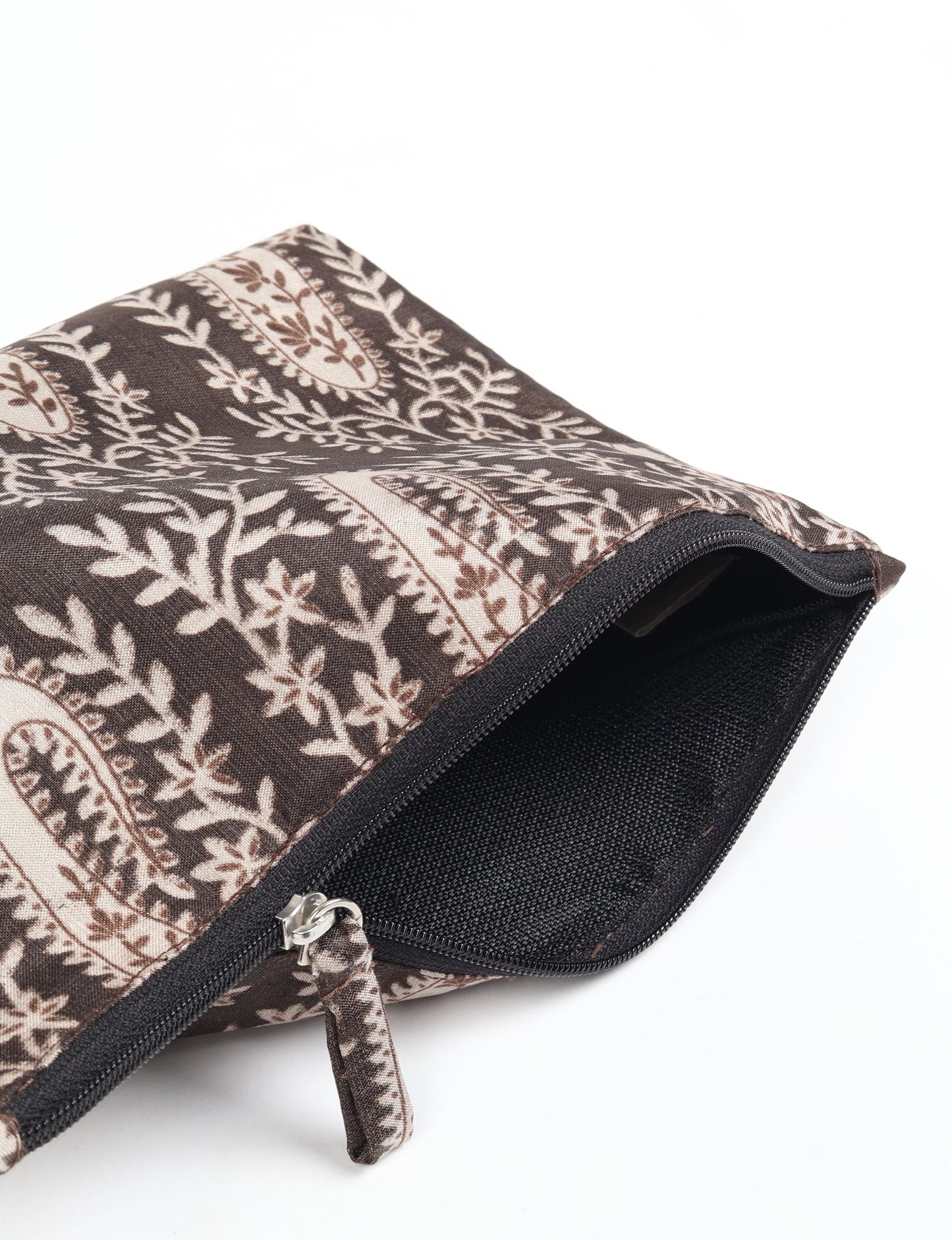 Waterproof pouch with recycled fabric lining, perfect for travel and daily use. A sustainable product crafted from textile waste and designed with environmentally friendly clothing practices in mind.