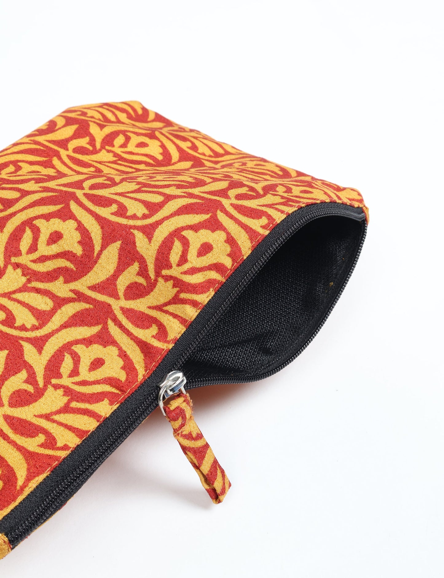 Waterproof pouch with recycled fabric lining, perfect for travel and daily use. A sustainable product crafted from textile waste and designed with environmentally friendly clothing practices in mind.