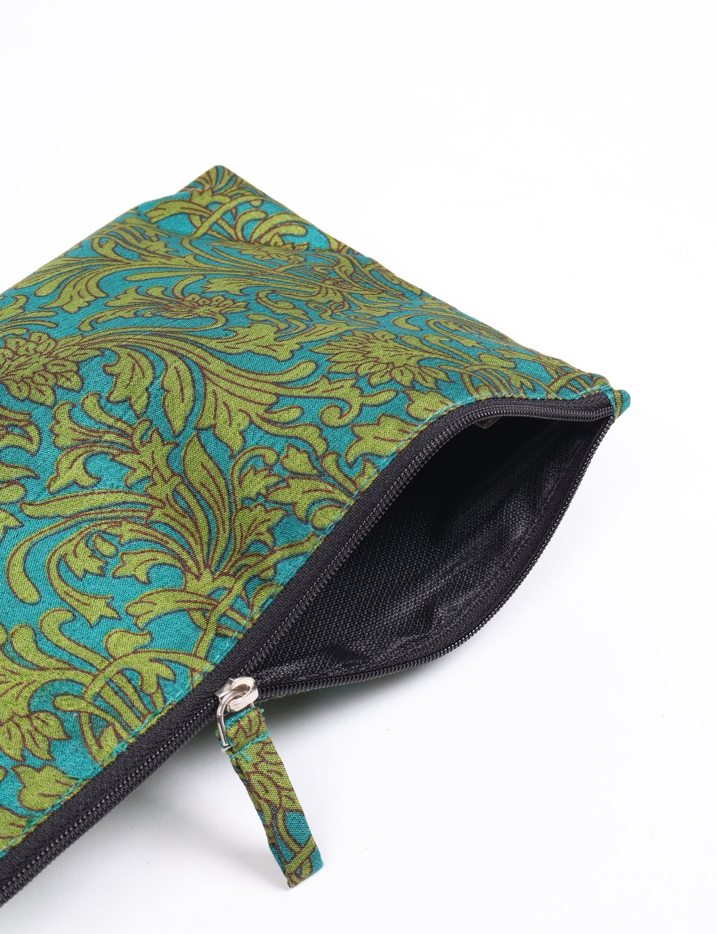 Waterproof pouch with recycled fabric lining, perfect for travel and daily use. A sustainable product crafted from textile waste and designed with environmentally friendly clothing practices in mind.