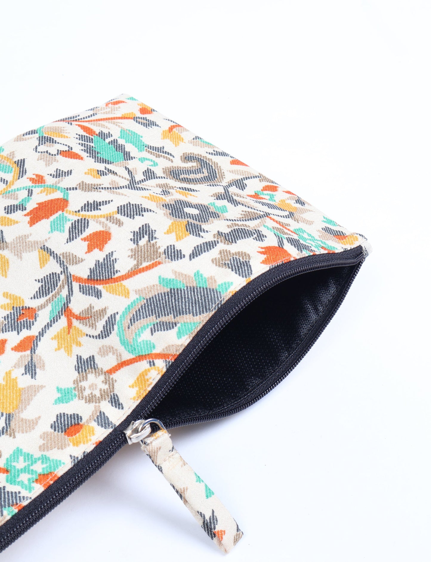 Waterproof pouch with recycled fabric lining, perfect for travel and daily use. A sustainable product crafted from textile waste and designed with environmentally friendly clothing practices in mind.