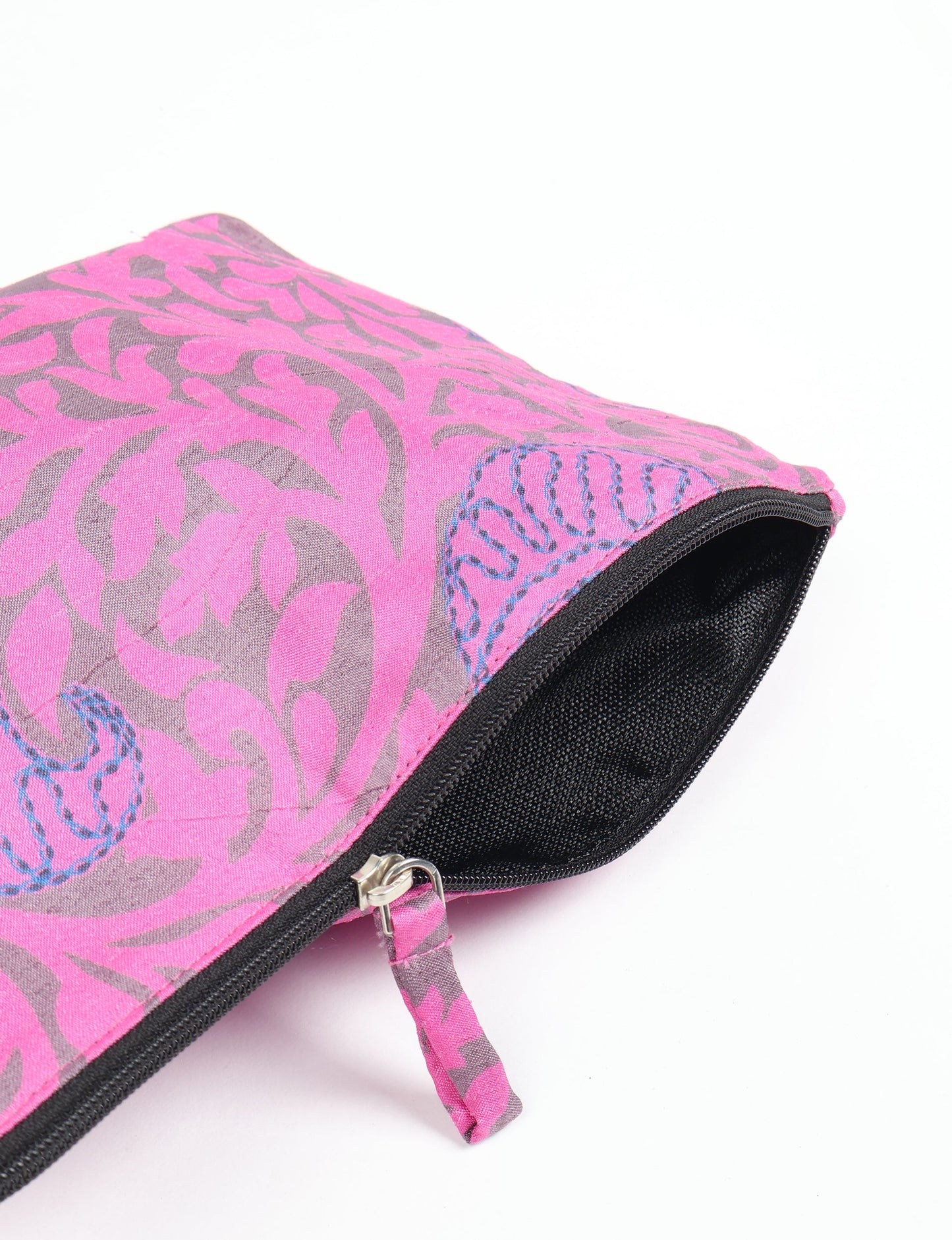 Waterproof pouch with recycled fabric lining, perfect for travel and daily use. A sustainable product crafted from textile waste and designed with environmentally friendly clothing practices in mind.