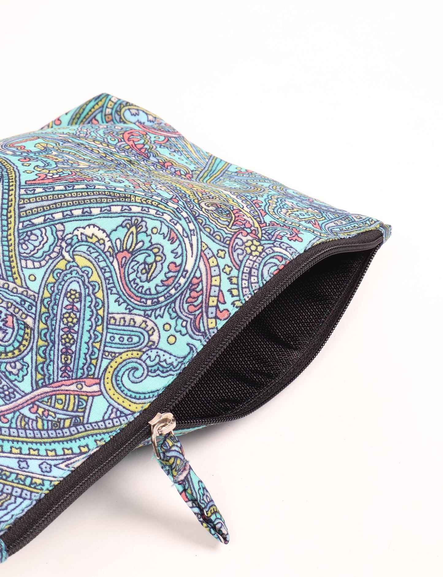 Waterproof pouch with recycled fabric lining, perfect for travel and daily use. A sustainable product crafted from textile waste and designed with environmentally friendly clothing practices in mind.