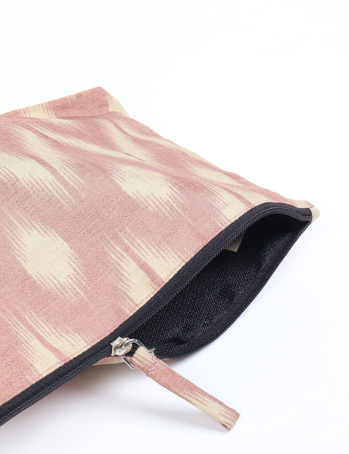 Waterproof pouch with recycled fabric lining, perfect for travel and daily use. A sustainable product crafted from textile waste and designed with environmentally friendly clothing practices in mind.