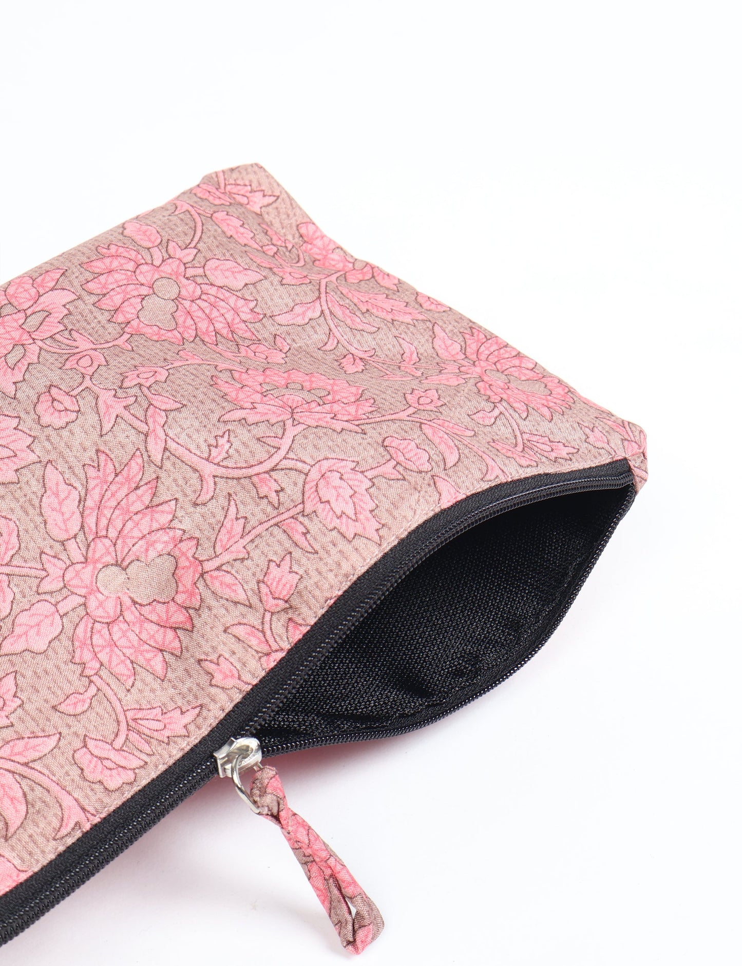 Waterproof pouch with recycled fabric lining, perfect for travel and daily use. A sustainable product crafted from textile waste and designed with environmentally friendly clothing practices in mind.
