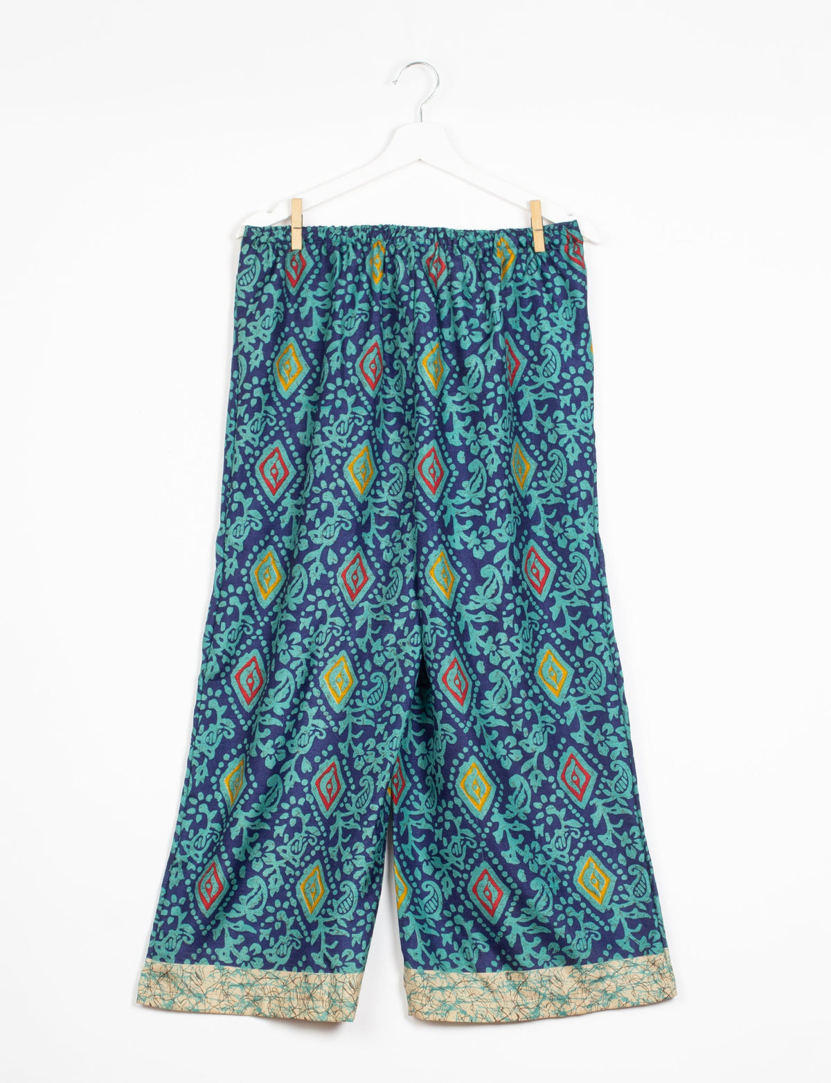 Step into sustainable fashion with our Palazzo Pants ā a harmonious blend of Indian and Italian influences. These wide-legged pants, made from upcycled saris, offer comfort with an all-around elastic waist and a stylish flared leg. Make a statement with eco-friendly, chic palazzo pants that redefine ethical clothing.