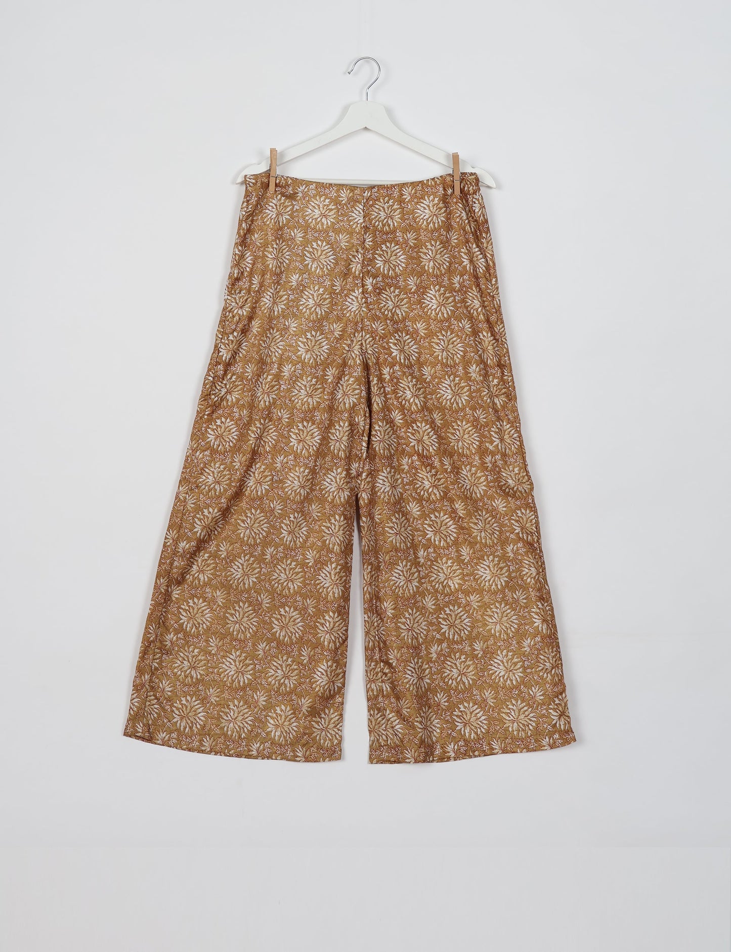 Versatile tunic set featuring lace details, made from sustainable materials. Perfect for conscious fashionistas seeking ethical wardrobe options.