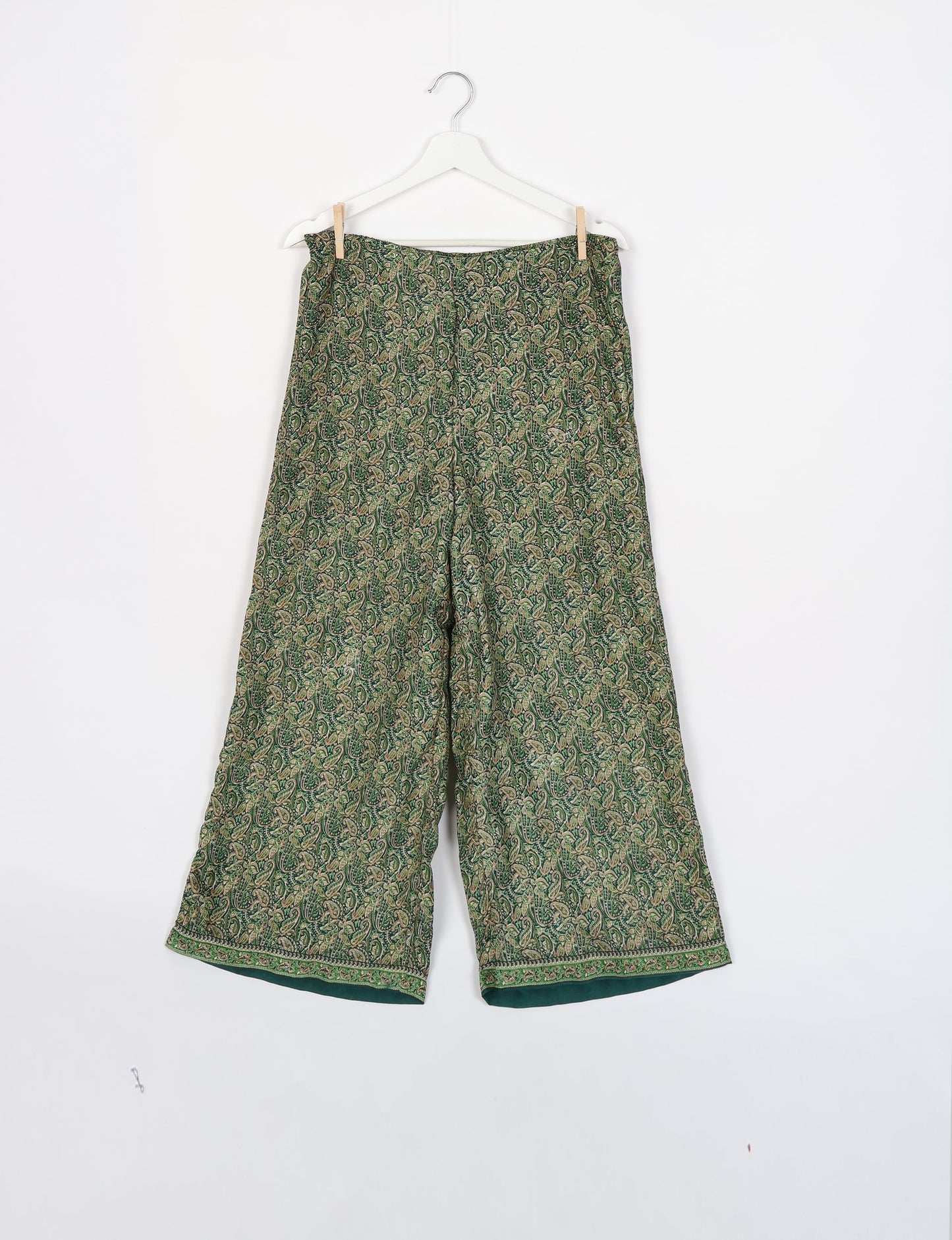 Versatile tunic set featuring lace details, made from sustainable materials. Perfect for conscious fashionistas seeking ethical wardrobe options.