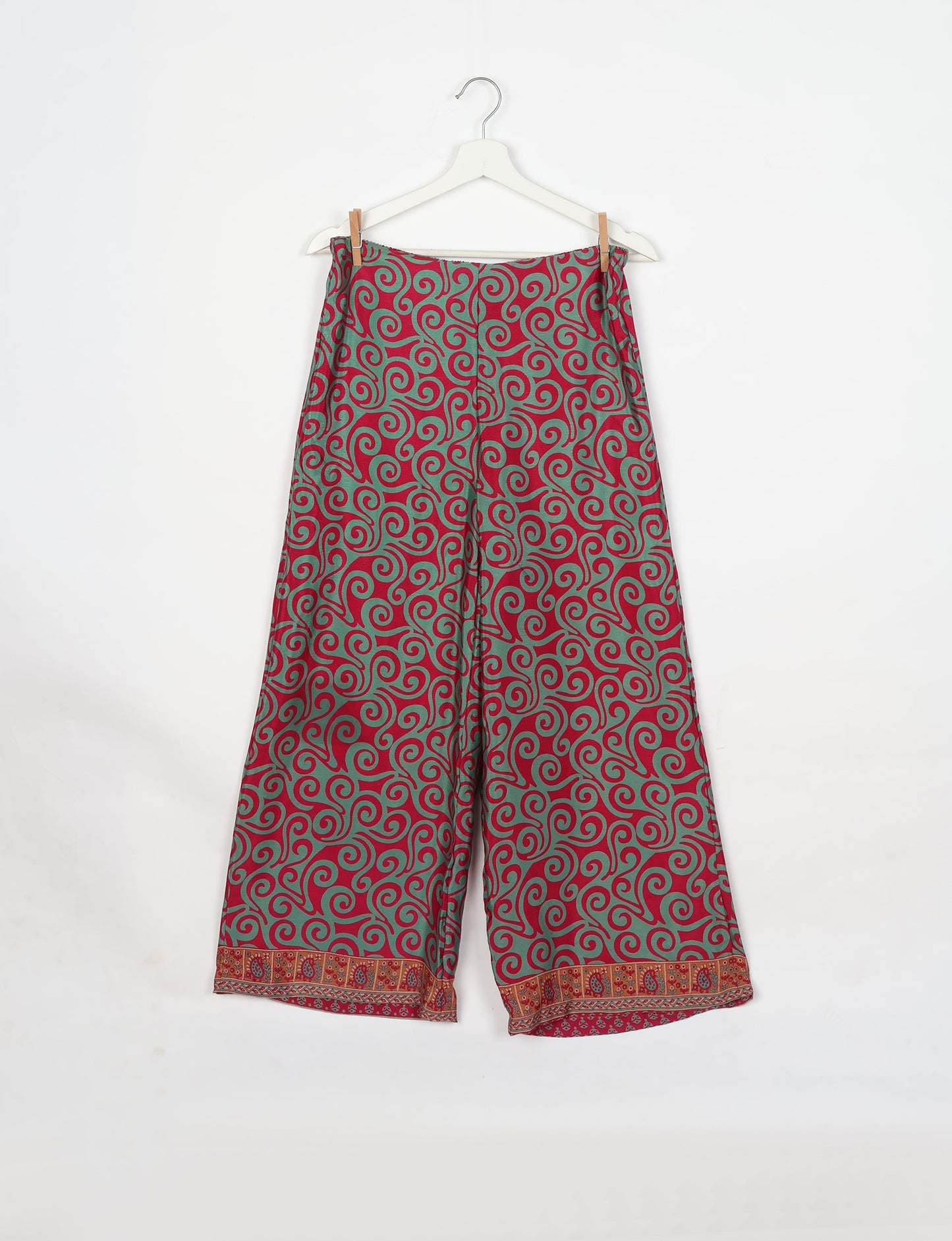 Versatile tunic set featuring lace details, made from sustainable materials. Perfect for conscious fashionistas seeking ethical wardrobe options.