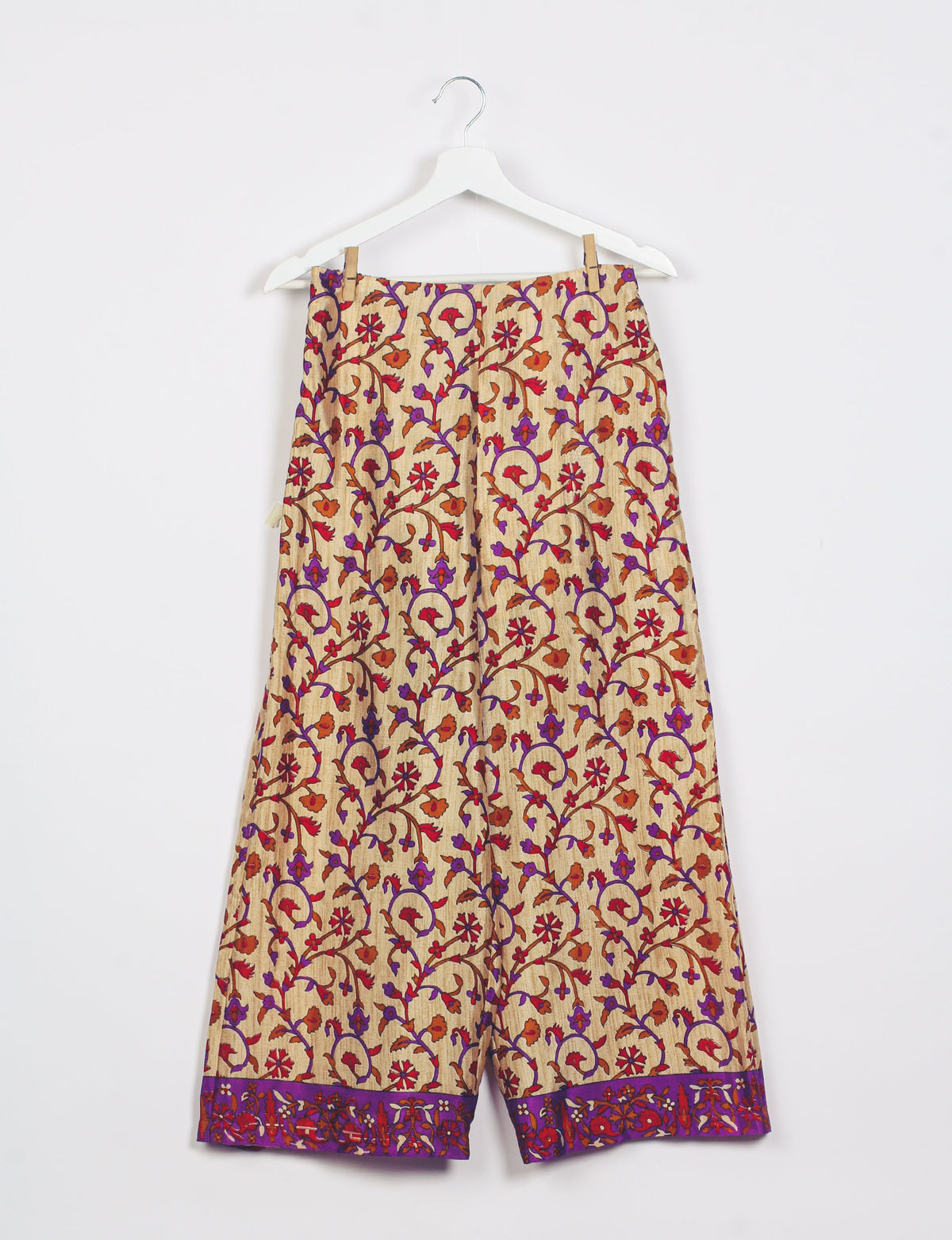 Versatile tunic set featuring lace details, made from sustainable materials. Perfect for conscious fashionistas seeking ethical wardrobe options.