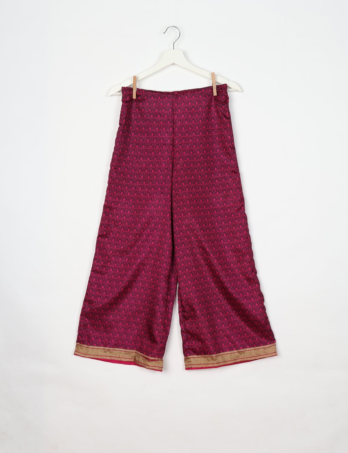 Versatile tunic set featuring lace details, made from sustainable materials. Perfect for conscious fashionistas seeking ethical wardrobe options.