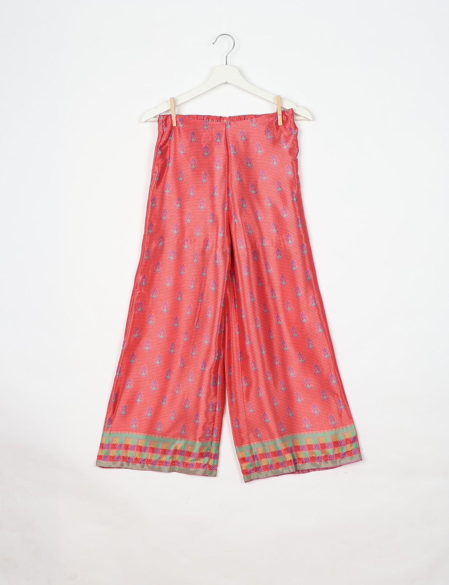 Versatile tunic set featuring lace details, made from sustainable materials. Perfect for conscious fashionistas seeking ethical wardrobe options.