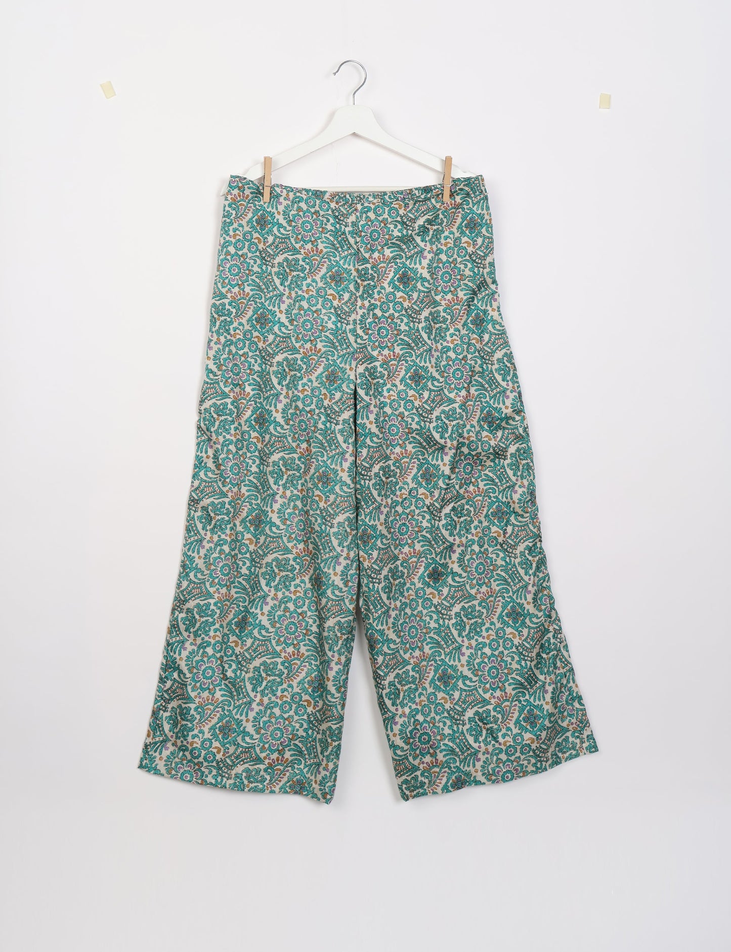 Versatile tunic set featuring lace details, made from sustainable materials. Perfect for conscious fashionistas seeking ethical wardrobe options.