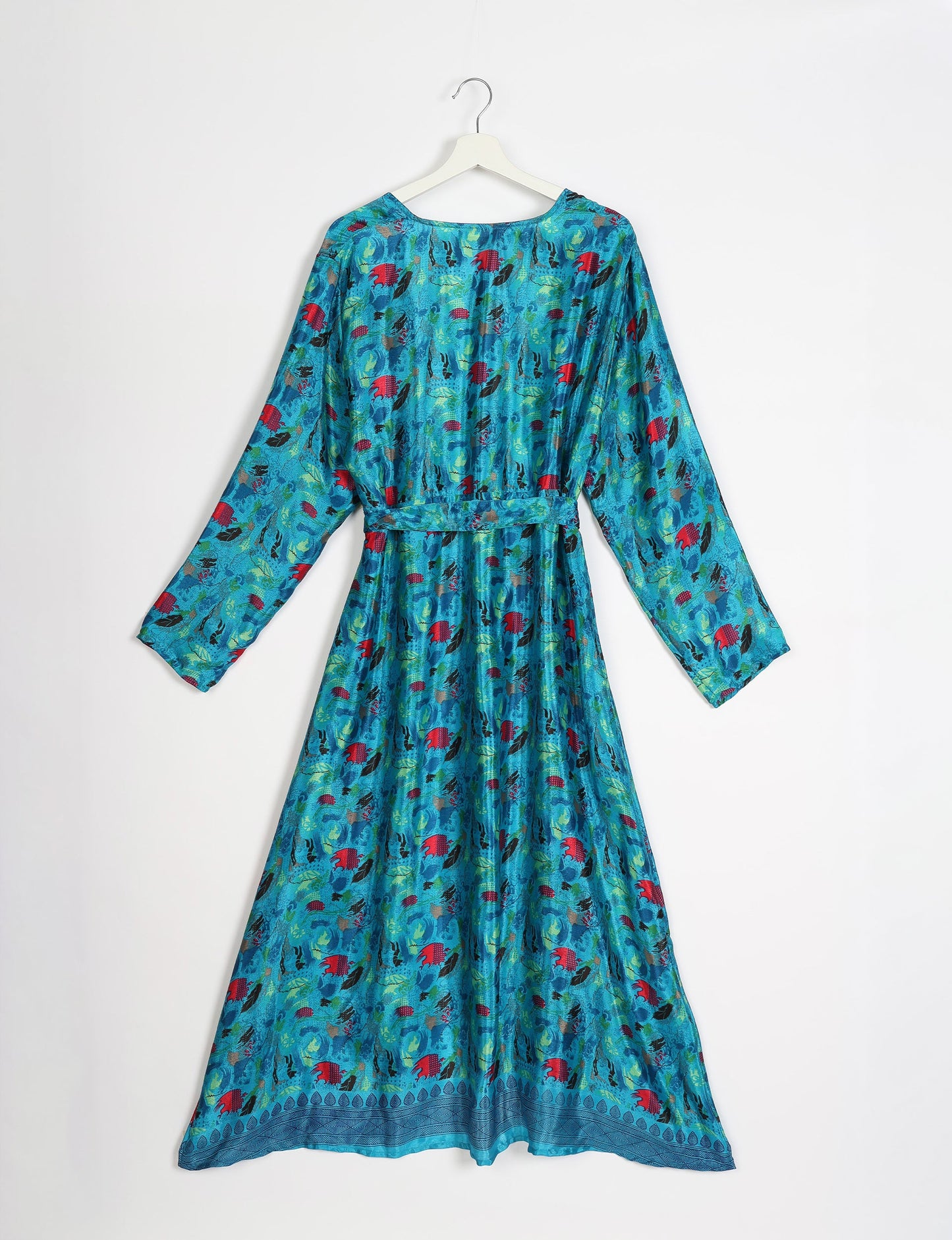 Beach robe made from upcycled saris, embodying ethical and sustainable fashion principles. Perfect for eco-conscious beachgoers and mindful living enthusiasts.