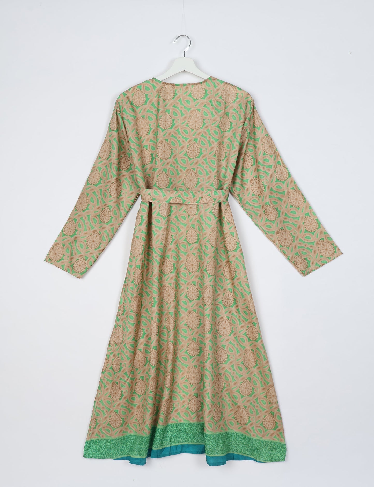 Beach robe made from upcycled saris, embodying ethical and sustainable fashion principles. Perfect for eco-conscious beachgoers and mindful living enthusiasts.