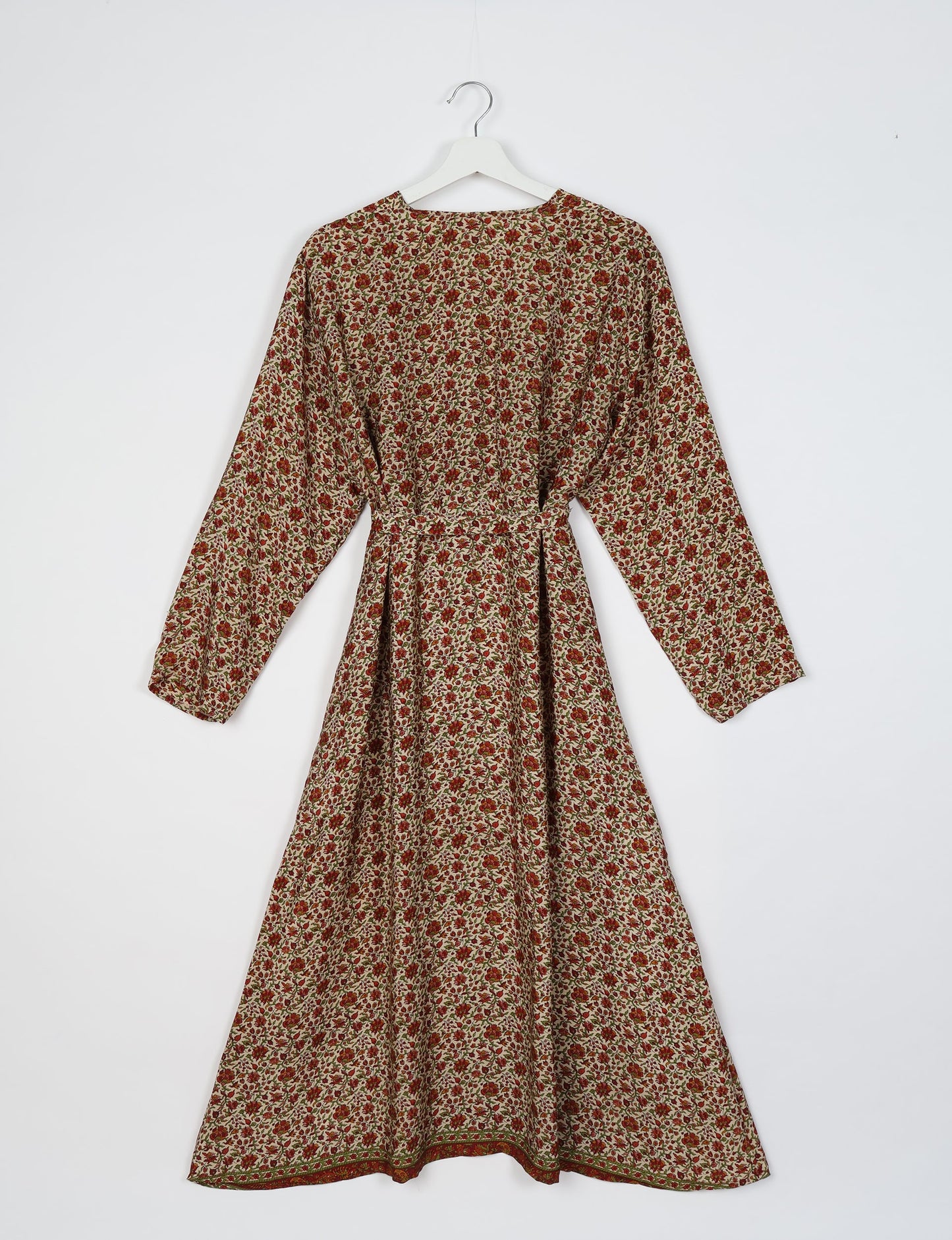 Beach robe made from upcycled saris, embodying ethical and sustainable fashion principles. Perfect for eco-conscious beachgoers and mindful living enthusiasts.