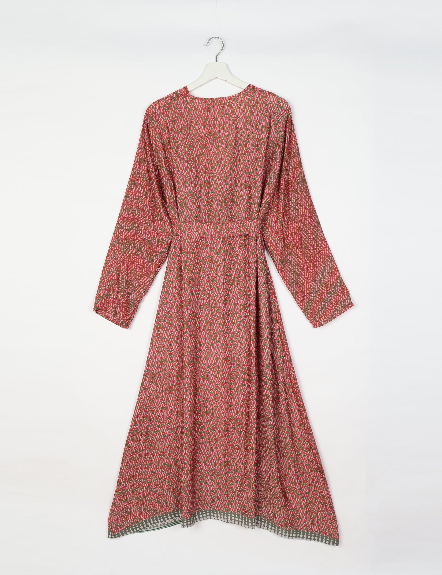 Beach robe made from upcycled saris, embodying ethical and sustainable fashion principles. Perfect for eco-conscious beachgoers and mindful living enthusiasts.