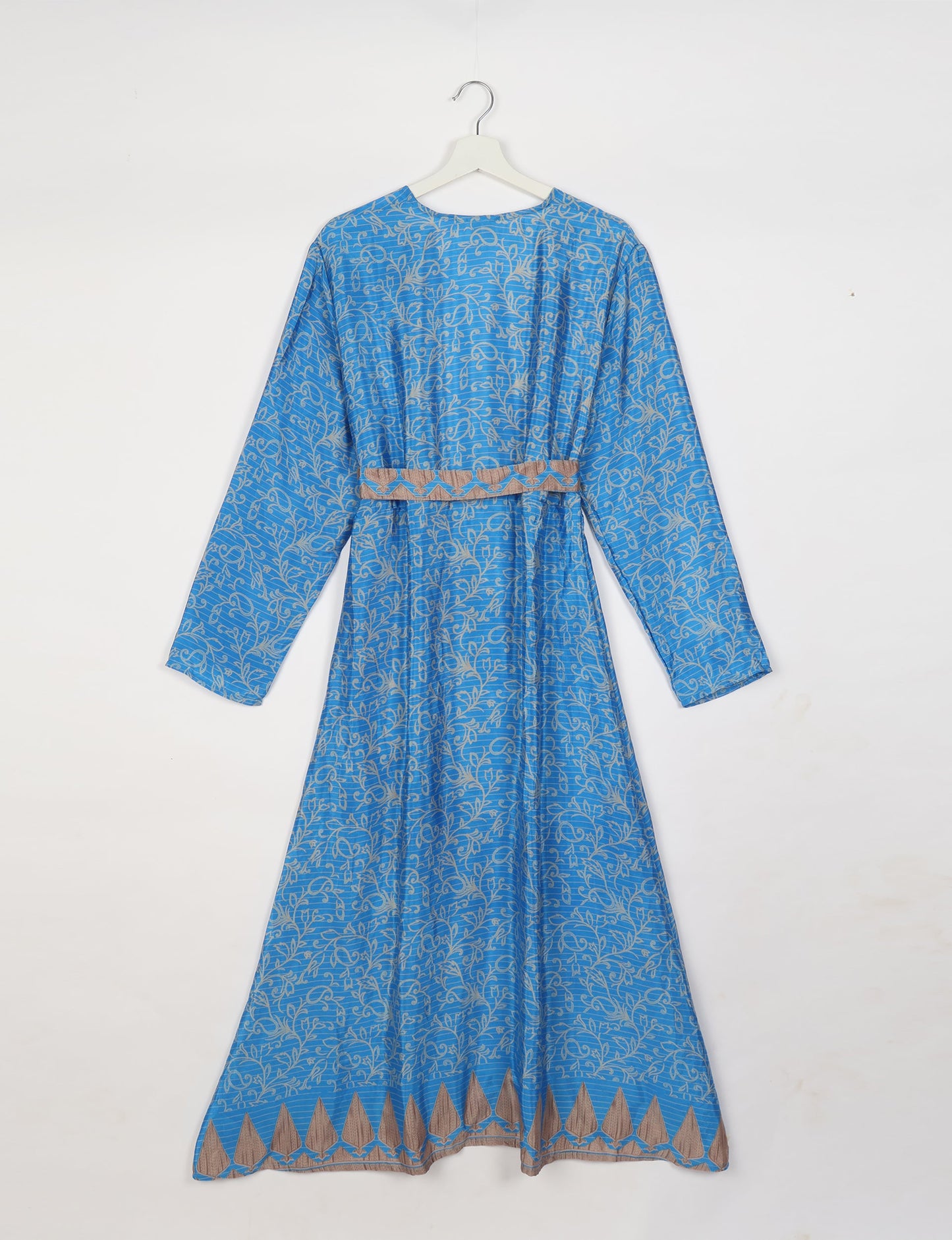 Beach robe made from upcycled saris, embodying ethical and sustainable fashion principles. Perfect for eco-conscious beachgoers and mindful living enthusiasts.