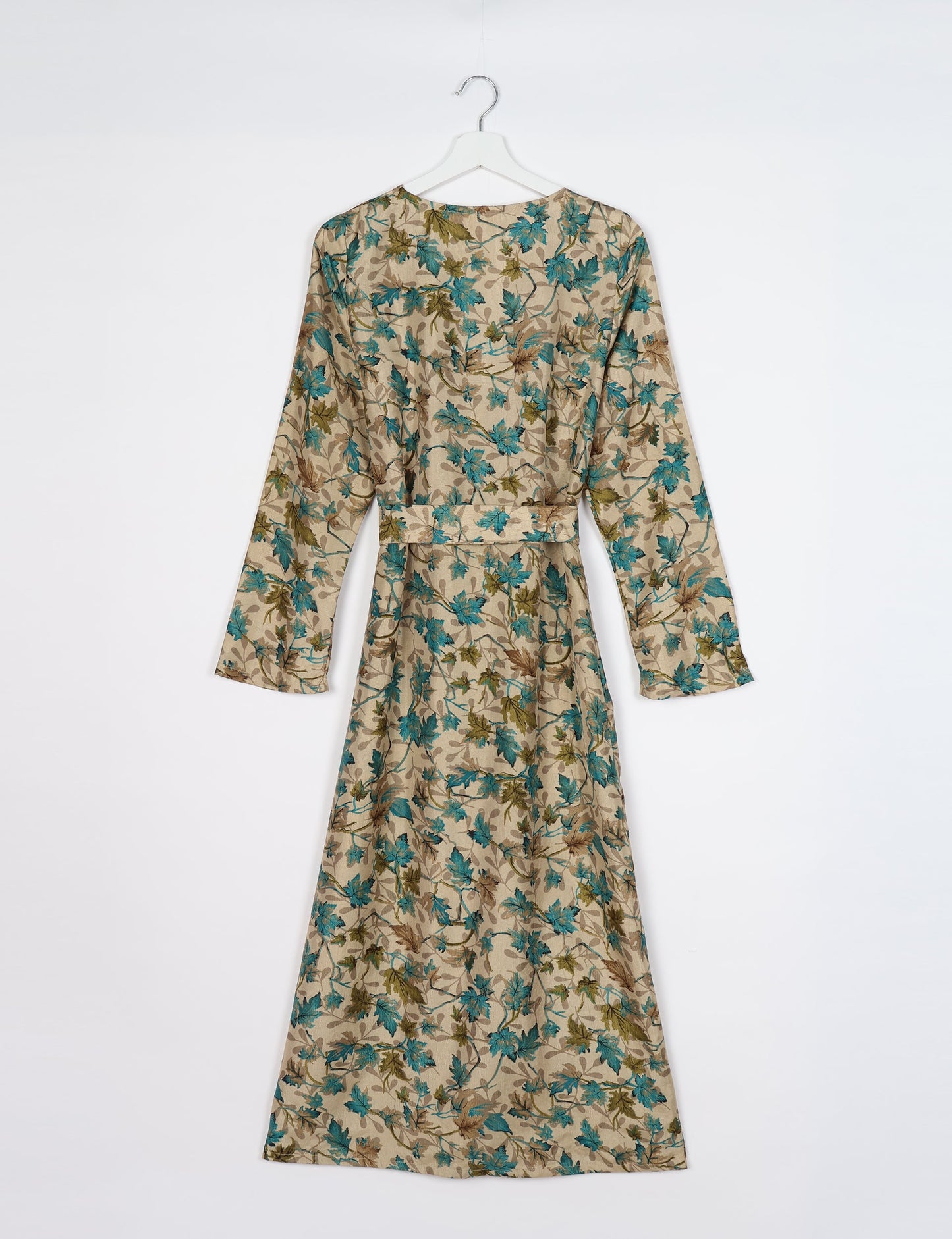 Beach robe made from upcycled saris, embodying ethical and sustainable fashion principles. Perfect for eco-conscious beachgoers and mindful living enthusiasts.