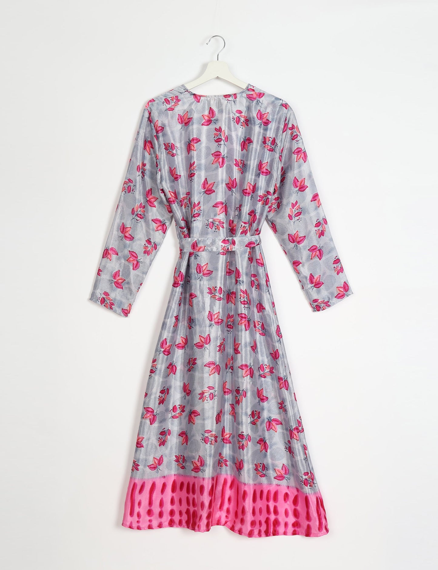 Beach robe made from upcycled saris, embodying ethical and sustainable fashion principles. Perfect for eco-conscious beachgoers and mindful living enthusiasts.