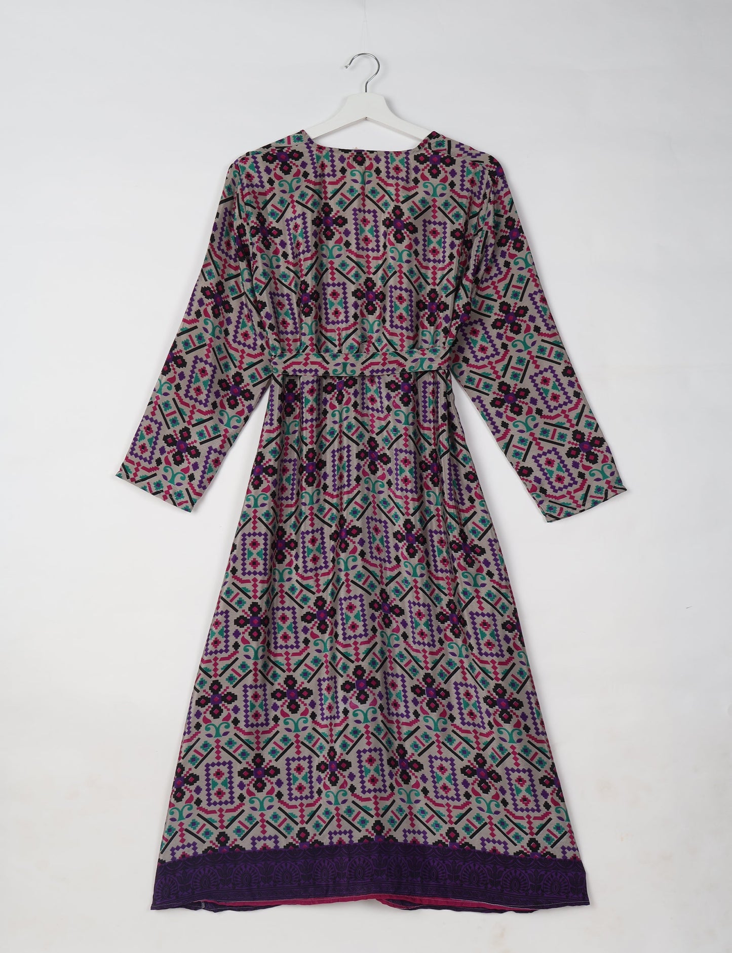 Beach robe made from upcycled saris, embodying ethical and sustainable fashion principles. Perfect for eco-conscious beachgoers and mindful living enthusiasts.