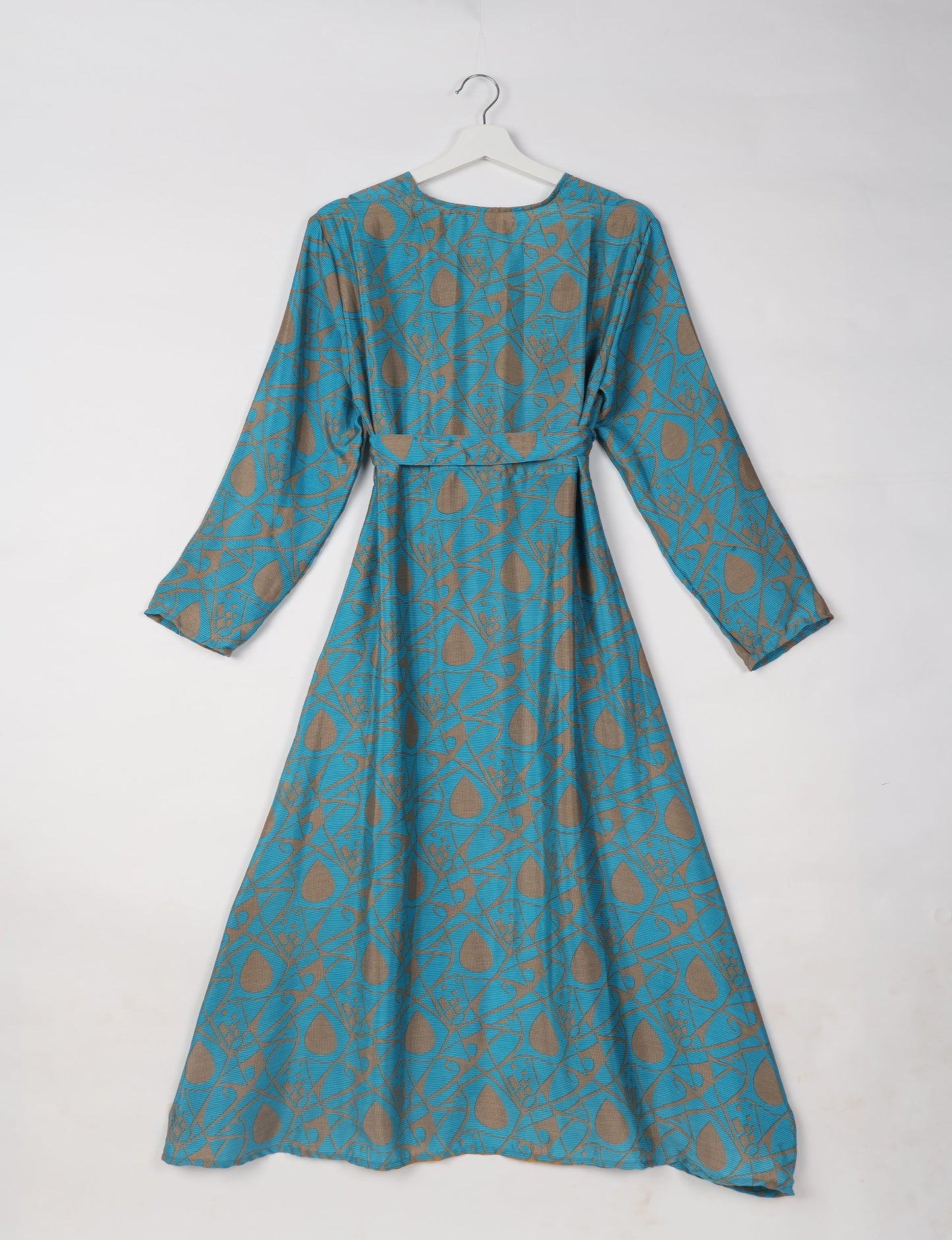 Beach robe made from upcycled saris, embodying ethical and sustainable fashion principles. Perfect for eco-conscious beachgoers and mindful living enthusiasts.