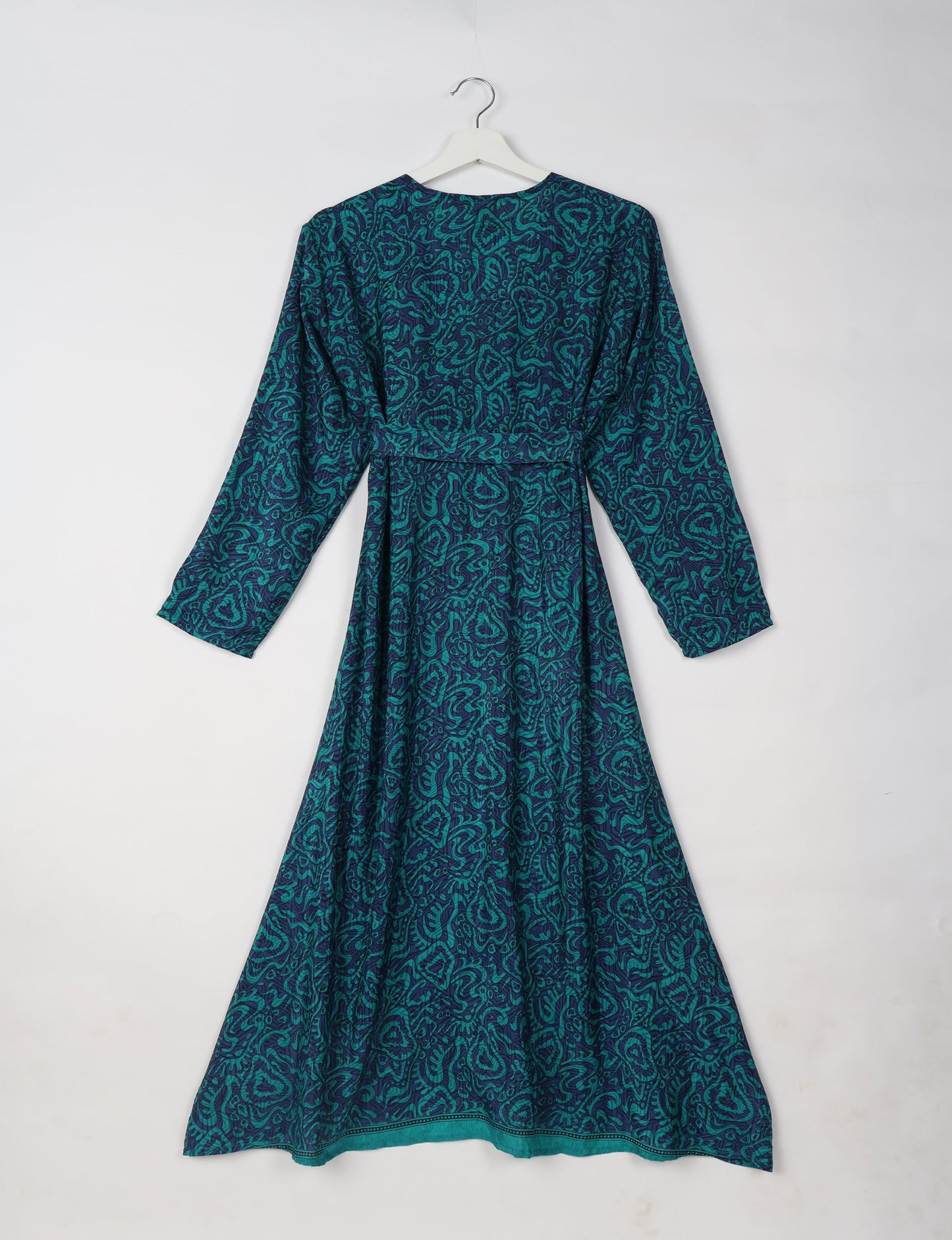 Beach robe made from upcycled saris, embodying ethical and sustainable fashion principles. Perfect for eco-conscious beachgoers and mindful living enthusiasts.