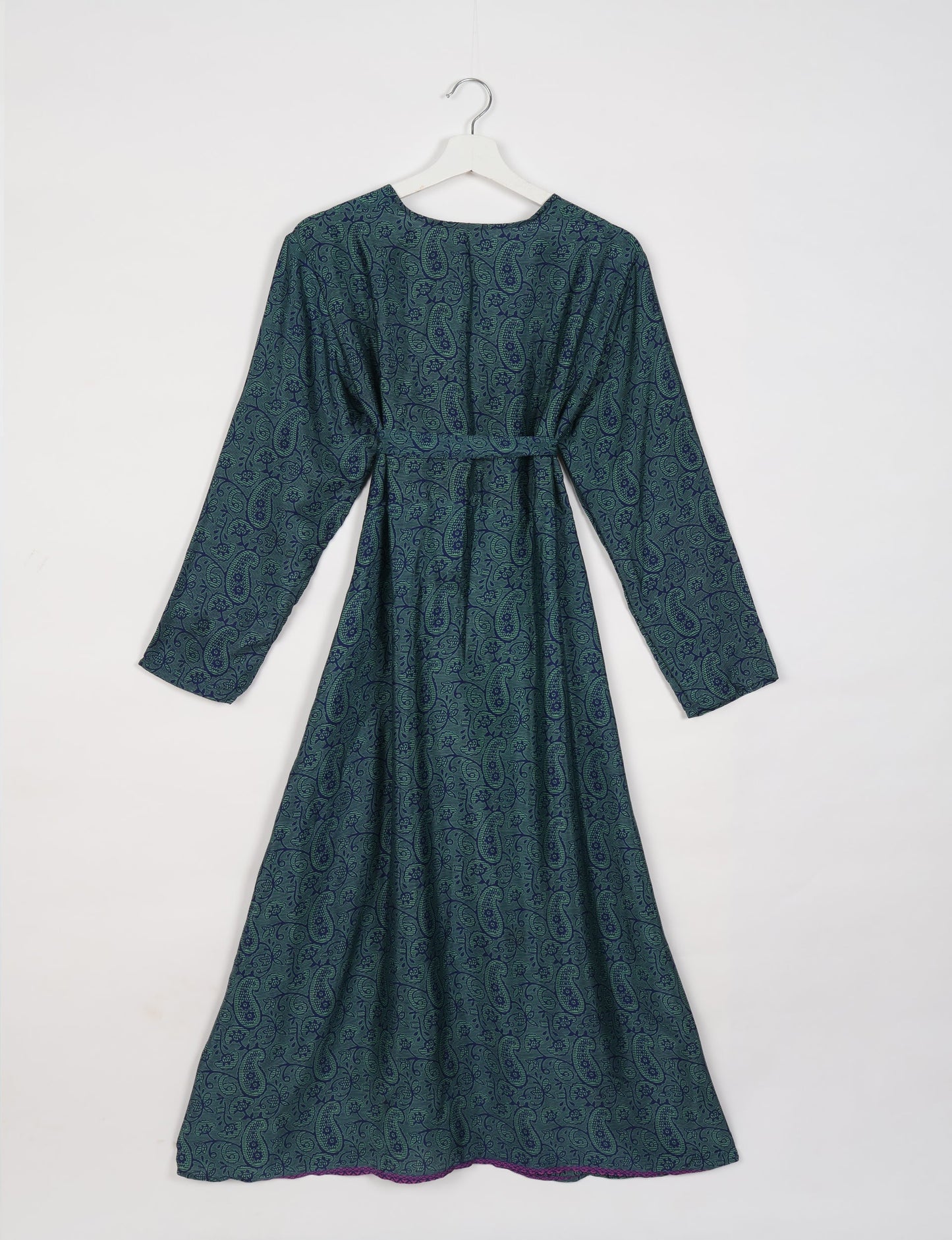 Beach robe made from upcycled saris, embodying ethical and sustainable fashion principles. Perfect for eco-conscious beachgoers and mindful living enthusiasts.