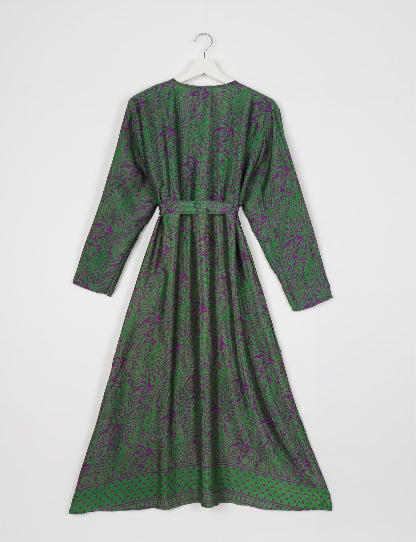 Beach robe made from upcycled saris, embodying ethical and sustainable fashion principles. Perfect for eco-conscious beachgoers and mindful living enthusiasts.