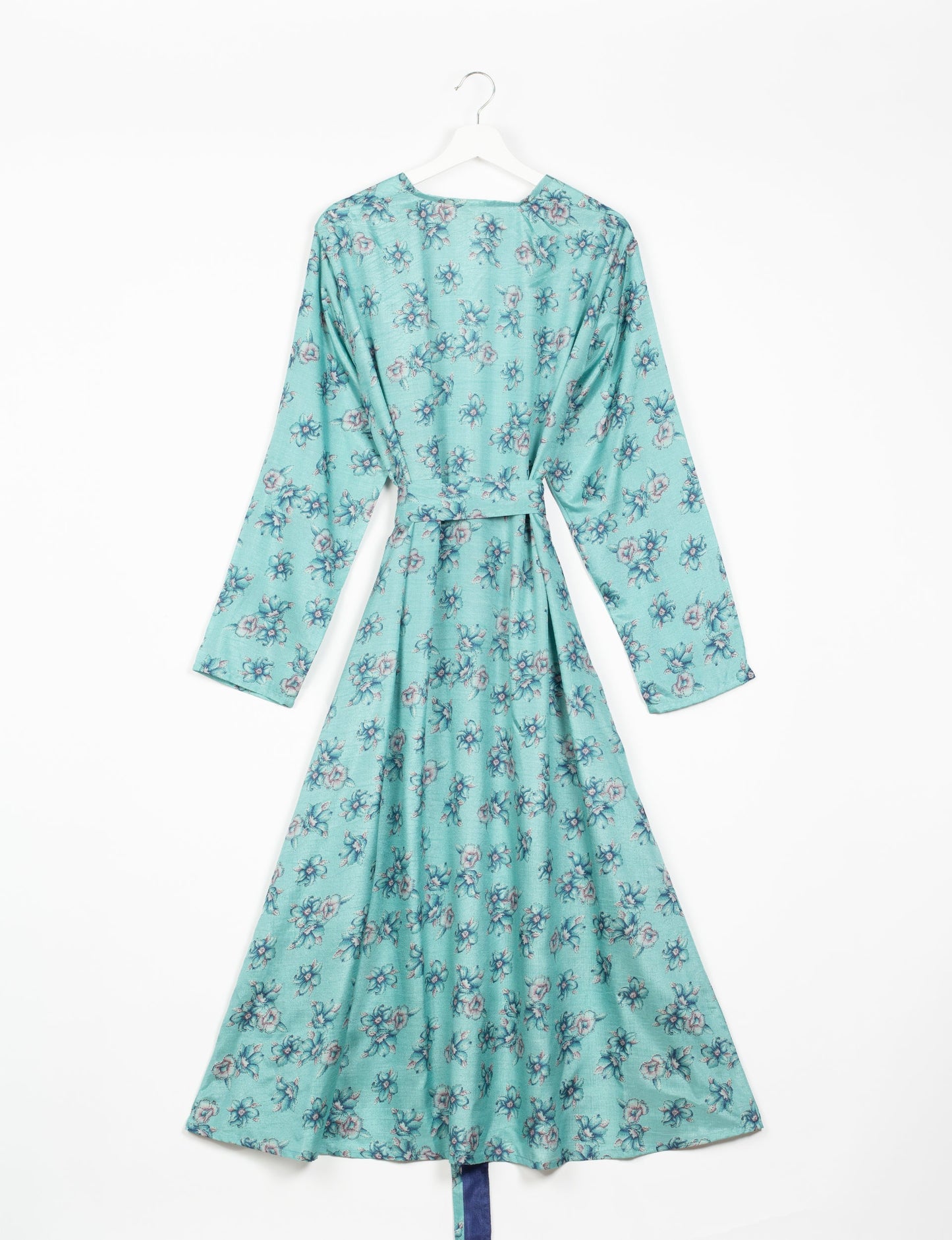 Beach robe made from upcycled saris, embodying ethical and sustainable fashion principles. Perfect for eco-conscious beachgoers and mindful living enthusiasts.